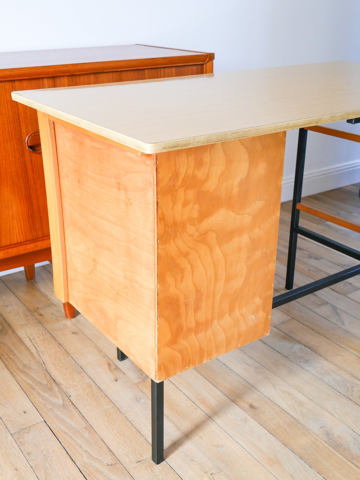 Bureau en formica, hêtre et métal noir, Design Moderniste, 1960