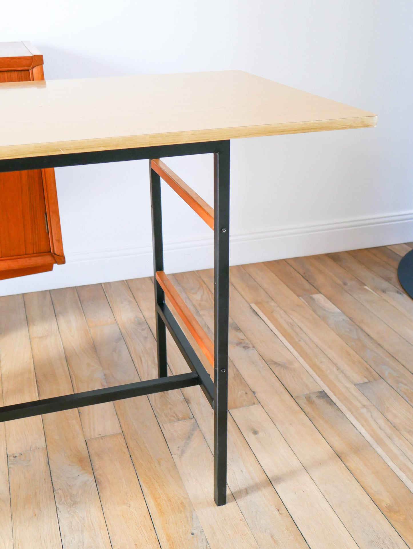 Bureau en formica, hêtre et métal noir, Design Moderniste, 1960