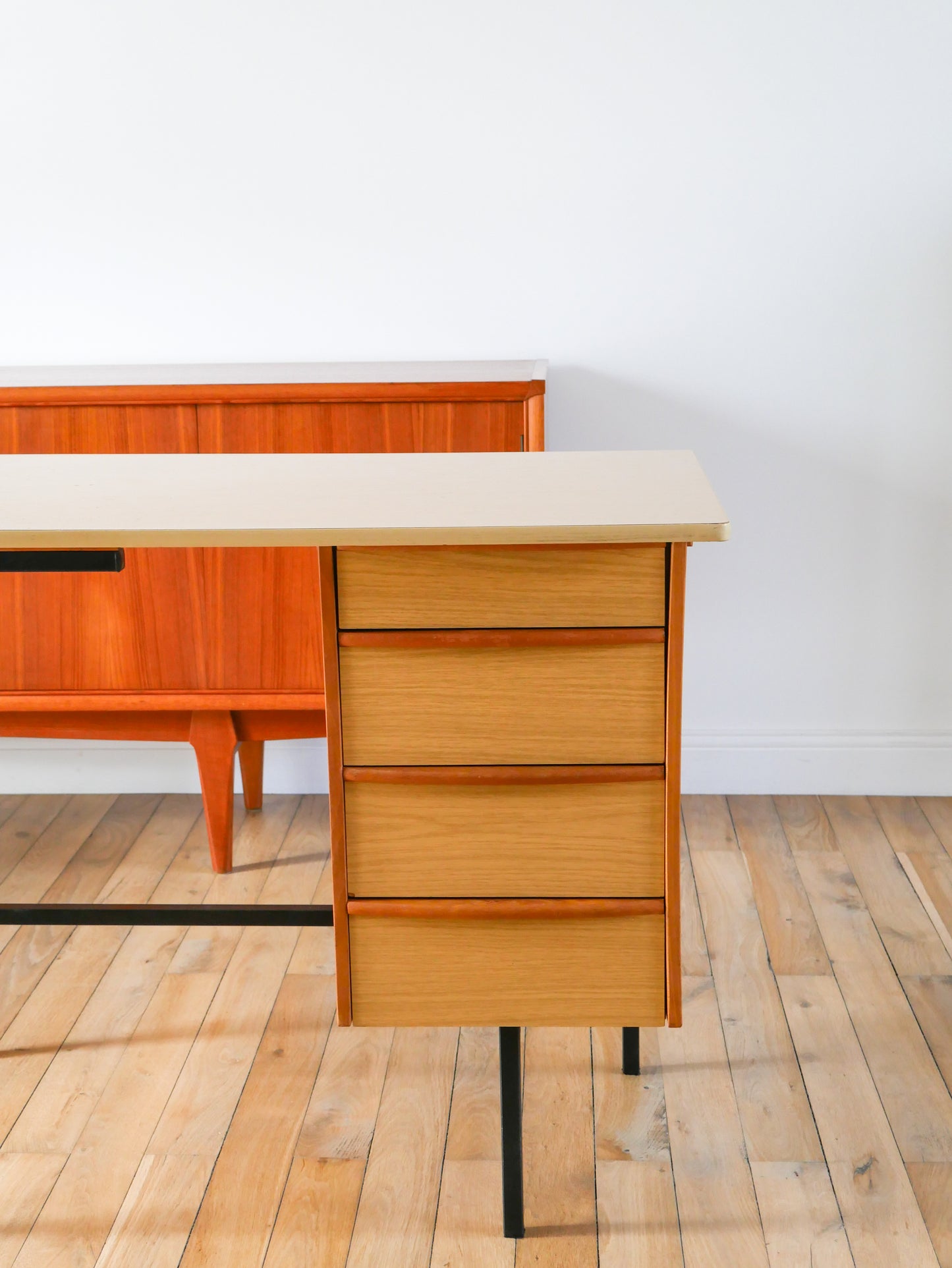 Bureau en formica, hêtre et métal noir, Design Moderniste, 1960