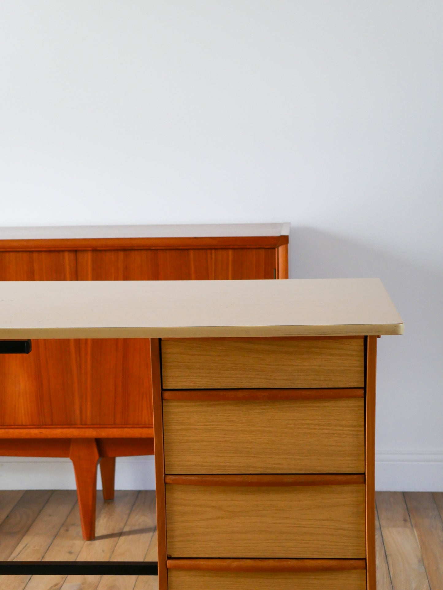 Bureau en formica, hêtre et métal noir, Design Moderniste, 1960