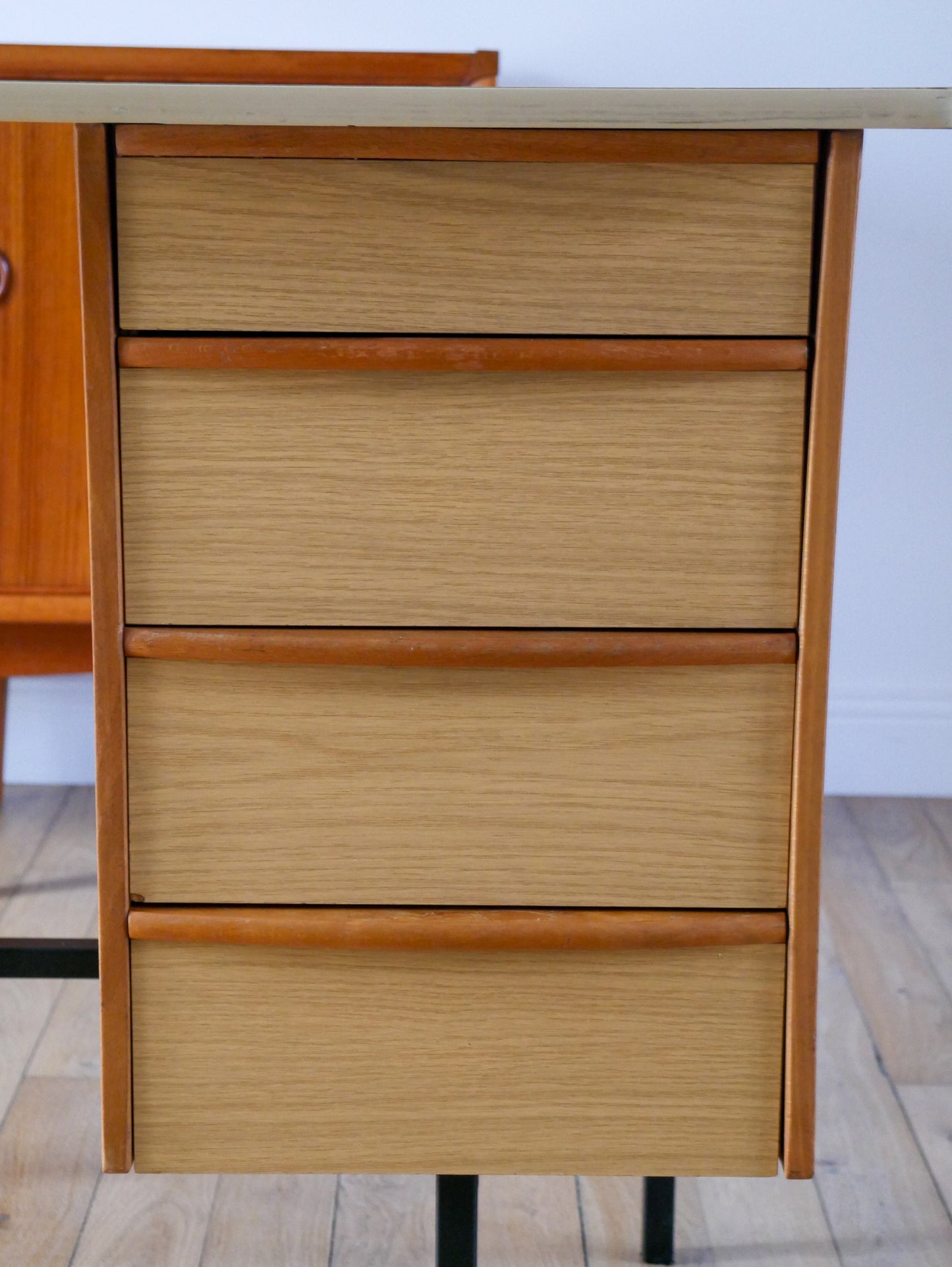 Bureau en formica, hêtre et métal noir, Design Moderniste, 1960