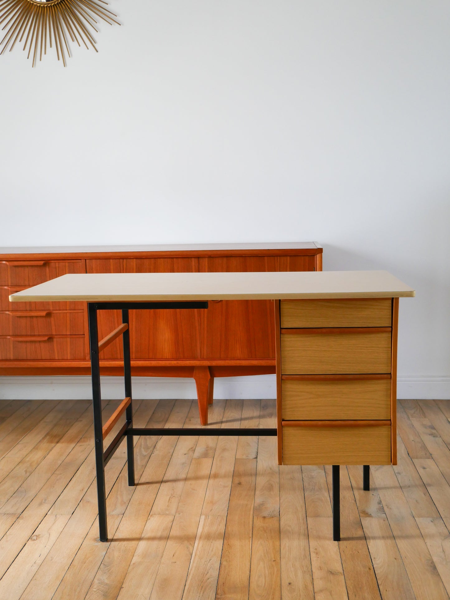 Bureau en formica, hêtre et métal noir, Design Moderniste, 1960