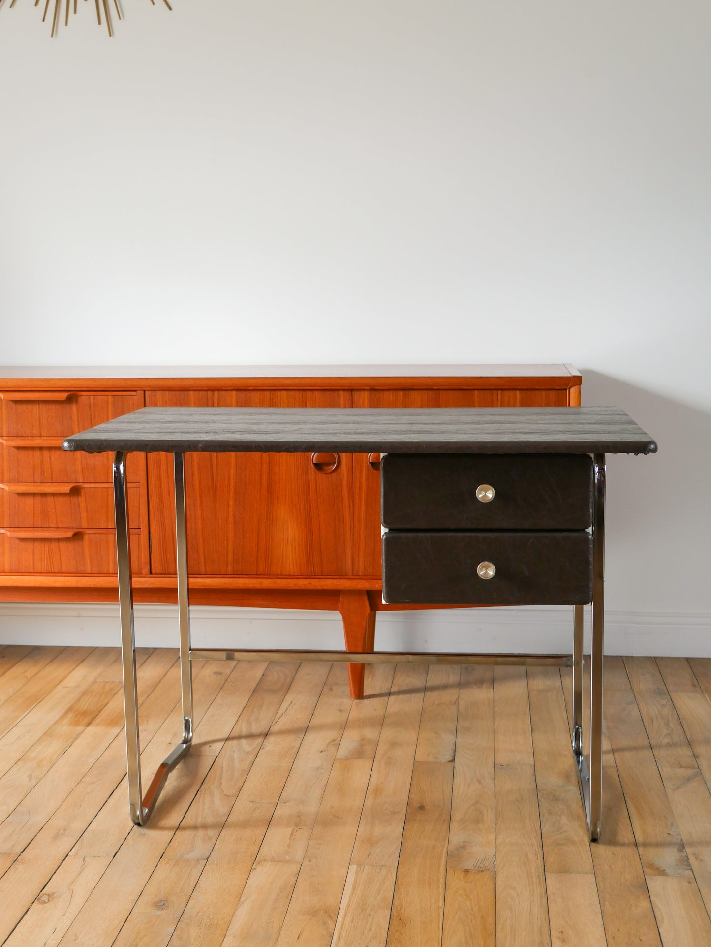 Bureau en bois et piètements tubulaires en chrome, recouvert de Skaï, Design, 1970-1980