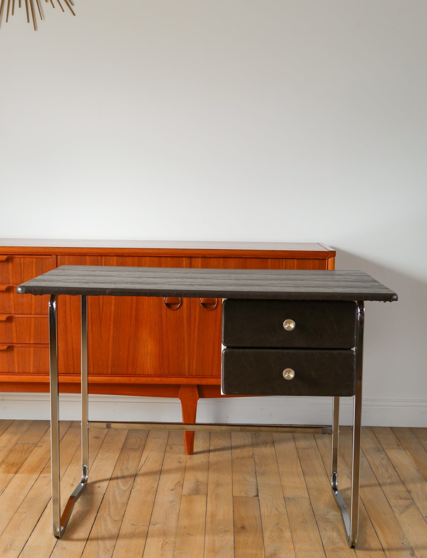 Bureau en bois et piètements tubulaires en chrome, recouvert de Skaï, Design, 1970-1980