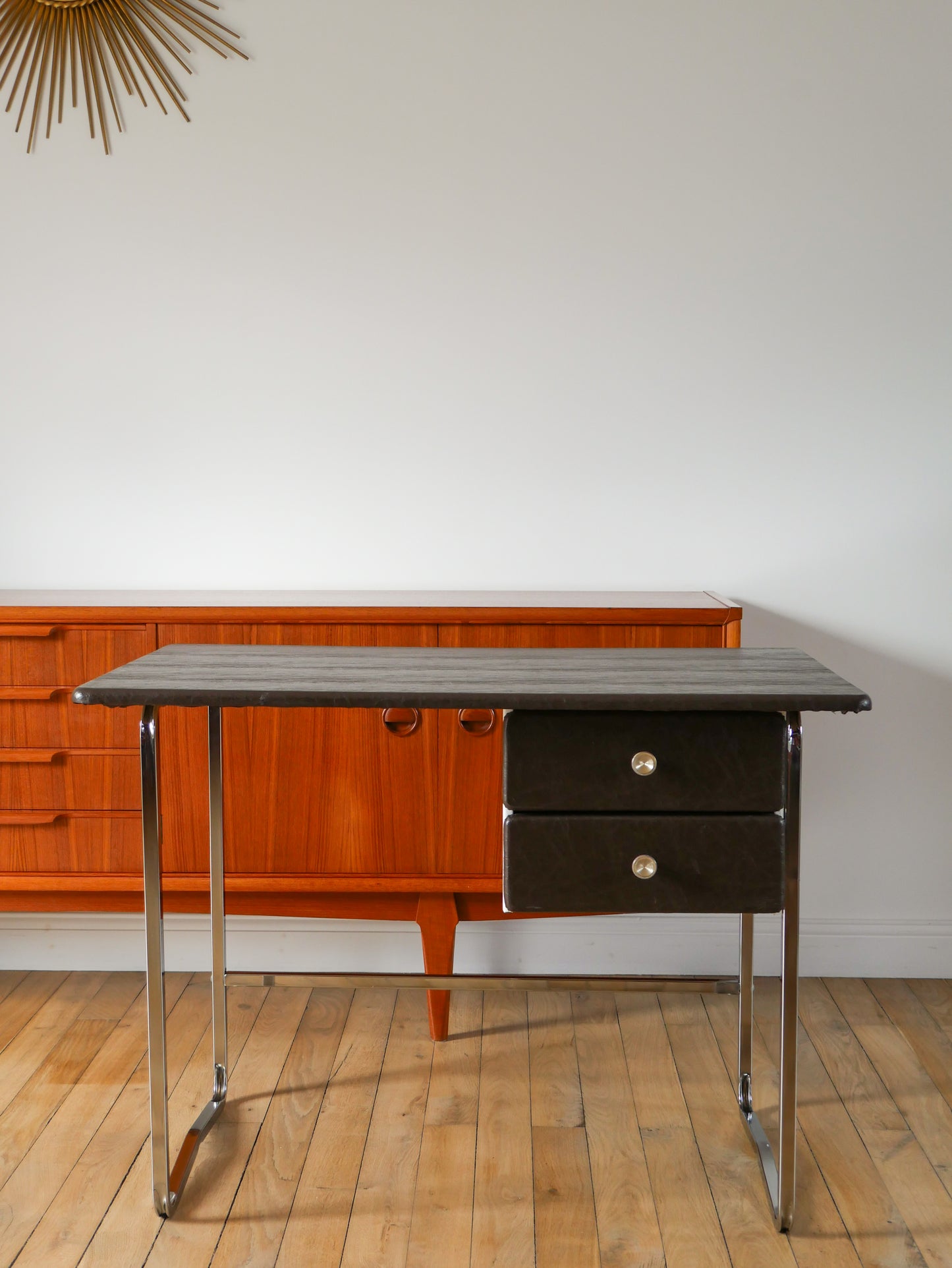 Bureau en bois et piètements tubulaires en chrome, recouvert de Skaï, Design, 1970-1980