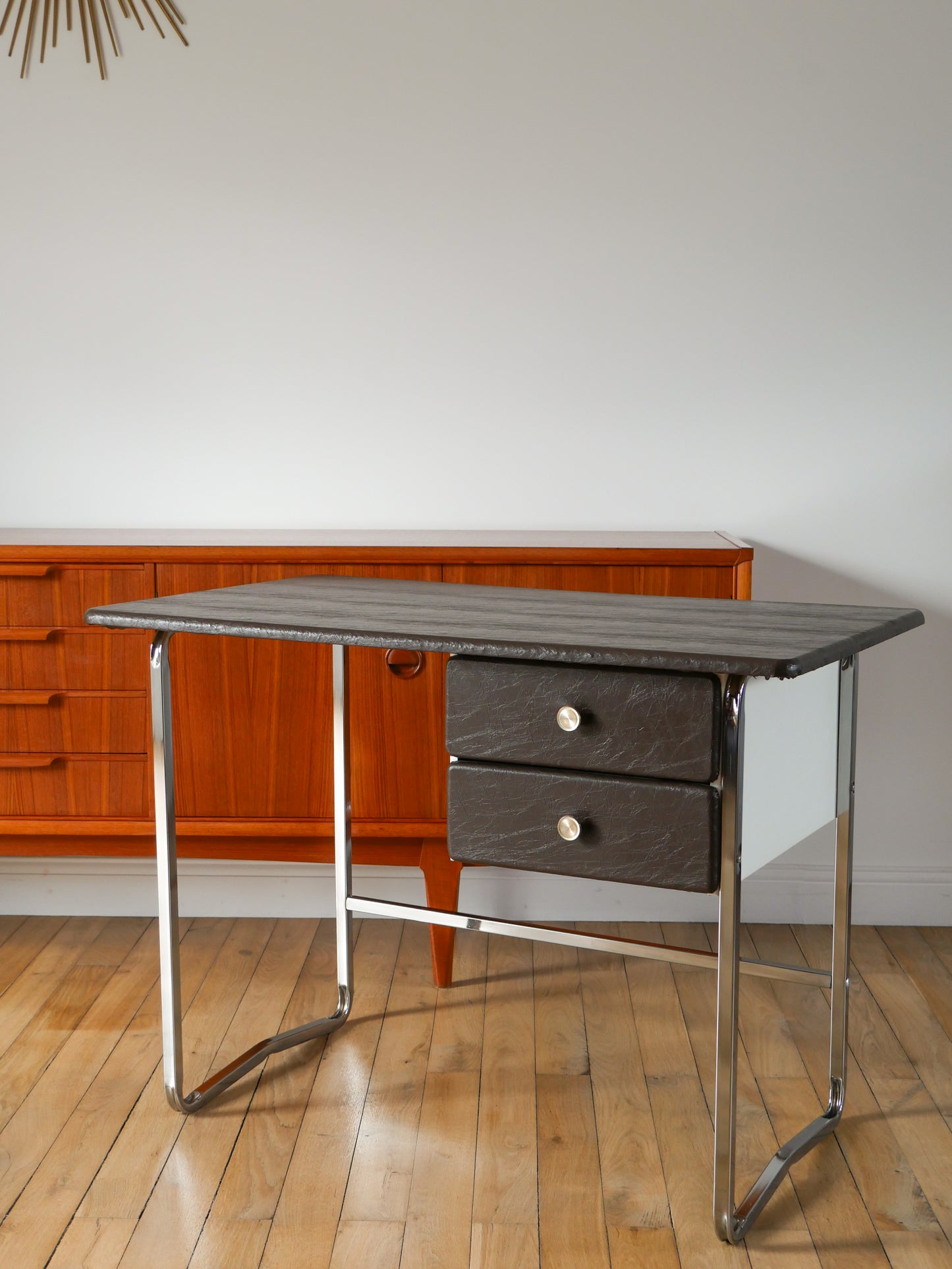 Bureau en bois et piètements tubulaires en chrome, recouvert de Skaï, Design, 1970-1980