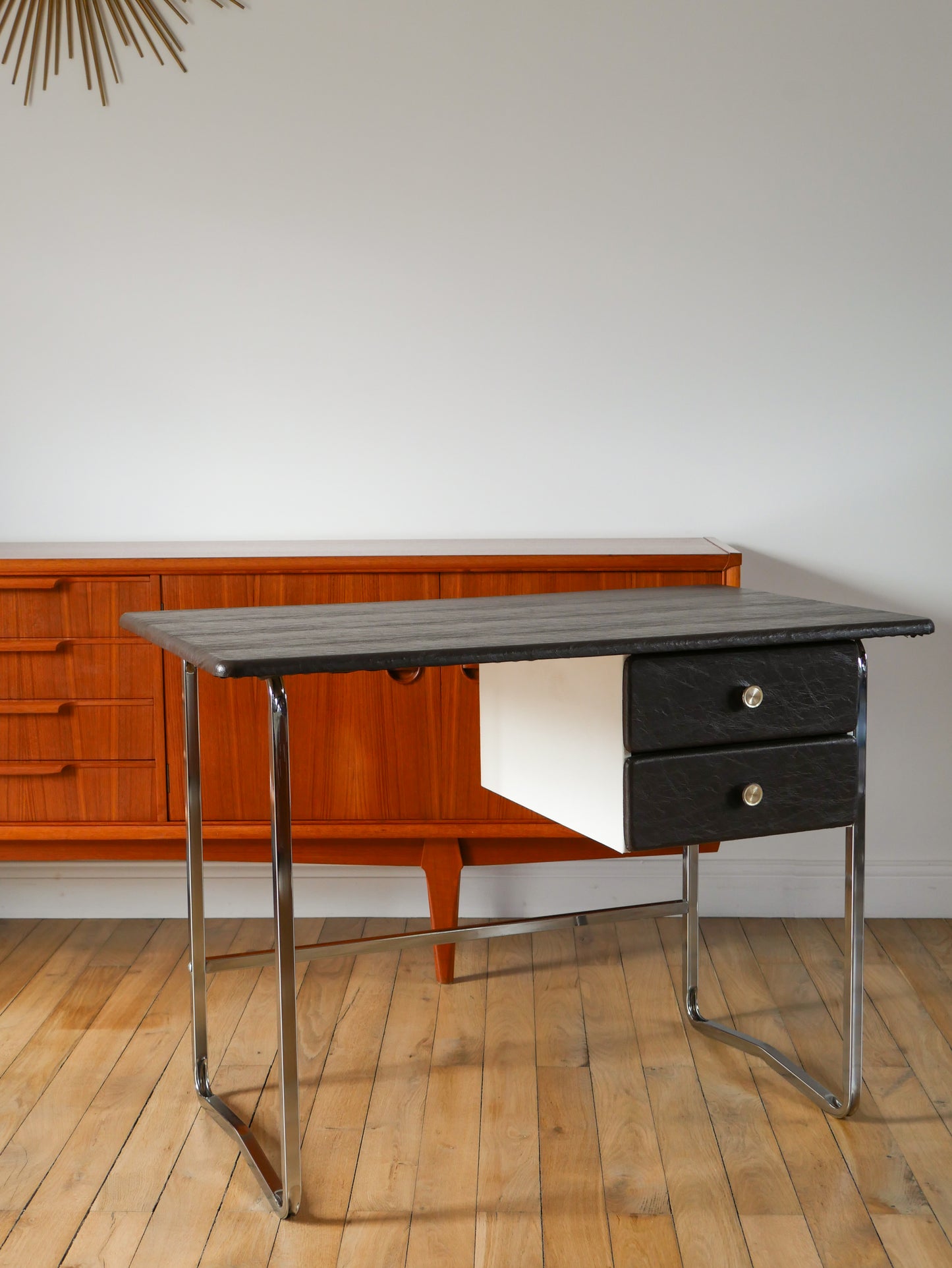 Bureau en bois et piètements tubulaires en chrome, recouvert de Skaï, Design, 1970-1980