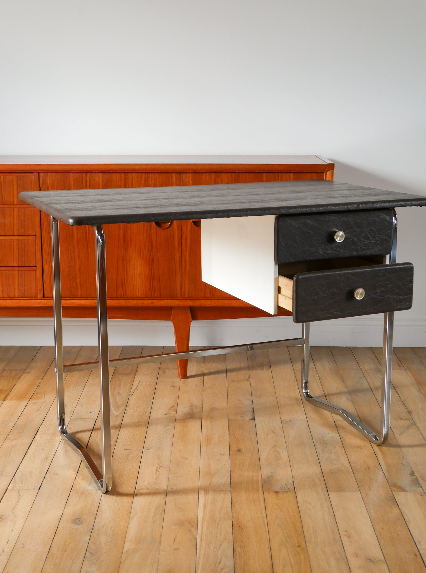 Bureau en bois et piètements tubulaires en chrome, recouvert de Skaï, Design, 1970-1980