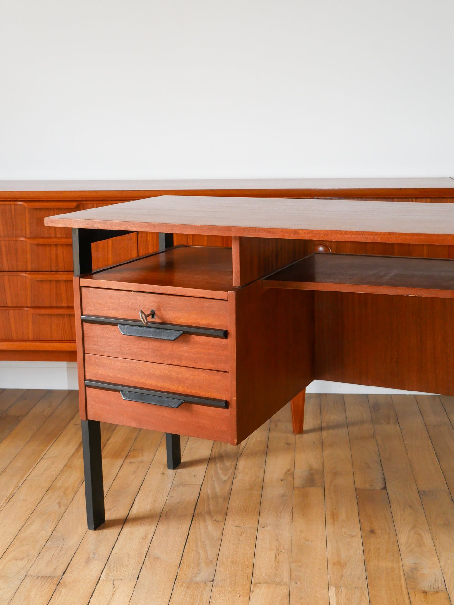 Bureau scandinave en placage chêne métal noir, Design Moderniste, 1960