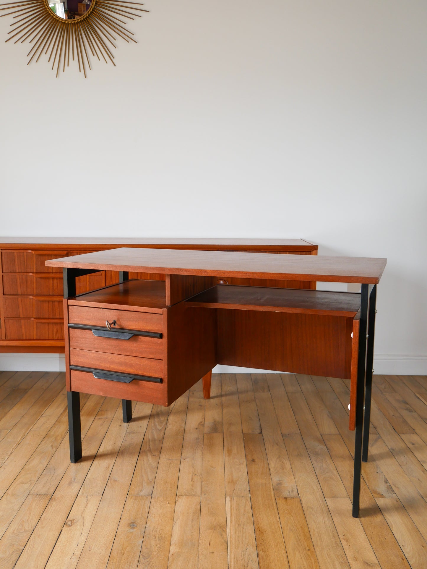 Bureau scandinave en placage chêne métal noir, Design Moderniste, 1960