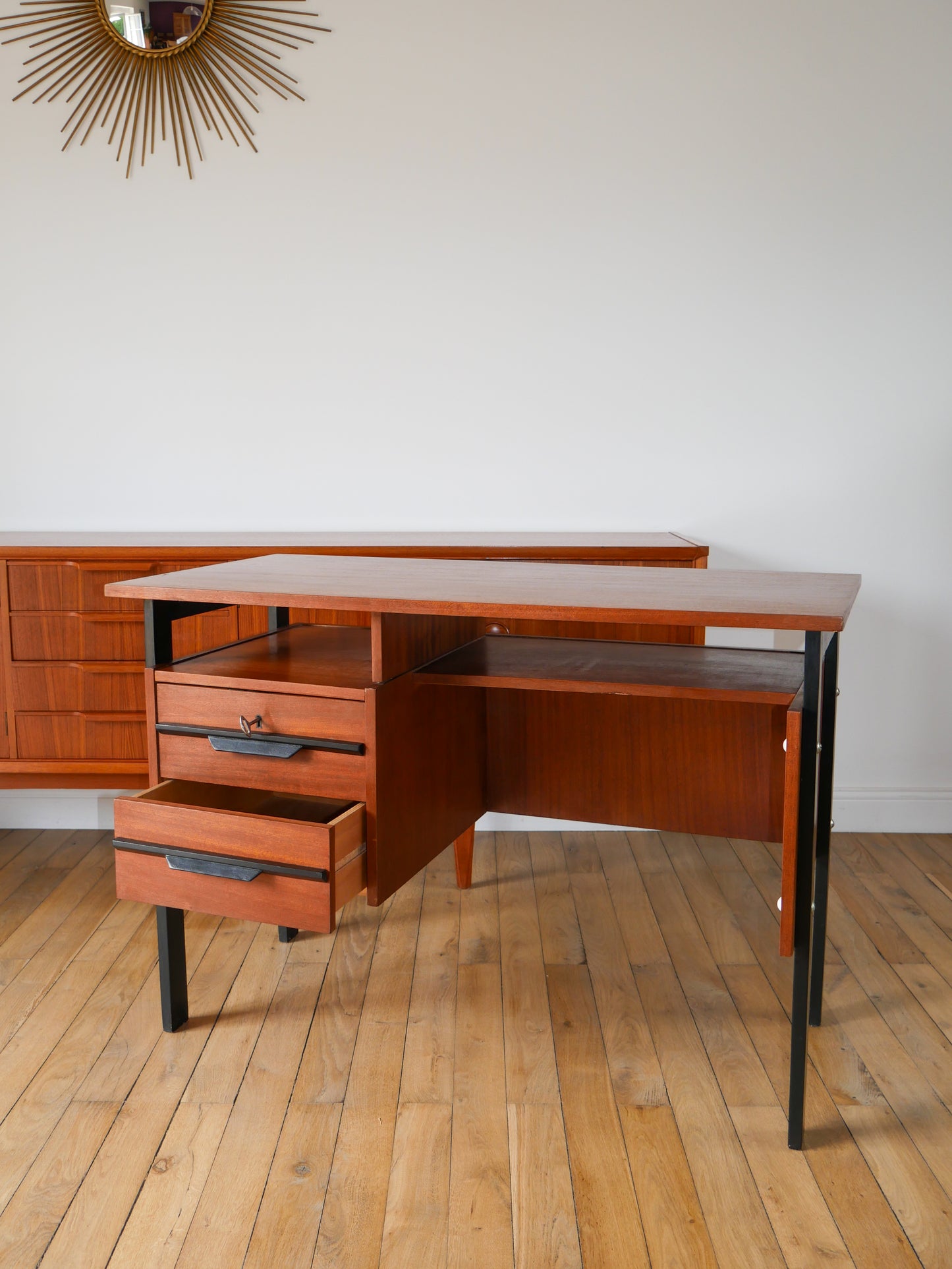 Bureau scandinave en placage chêne métal noir, Design Moderniste, 1960