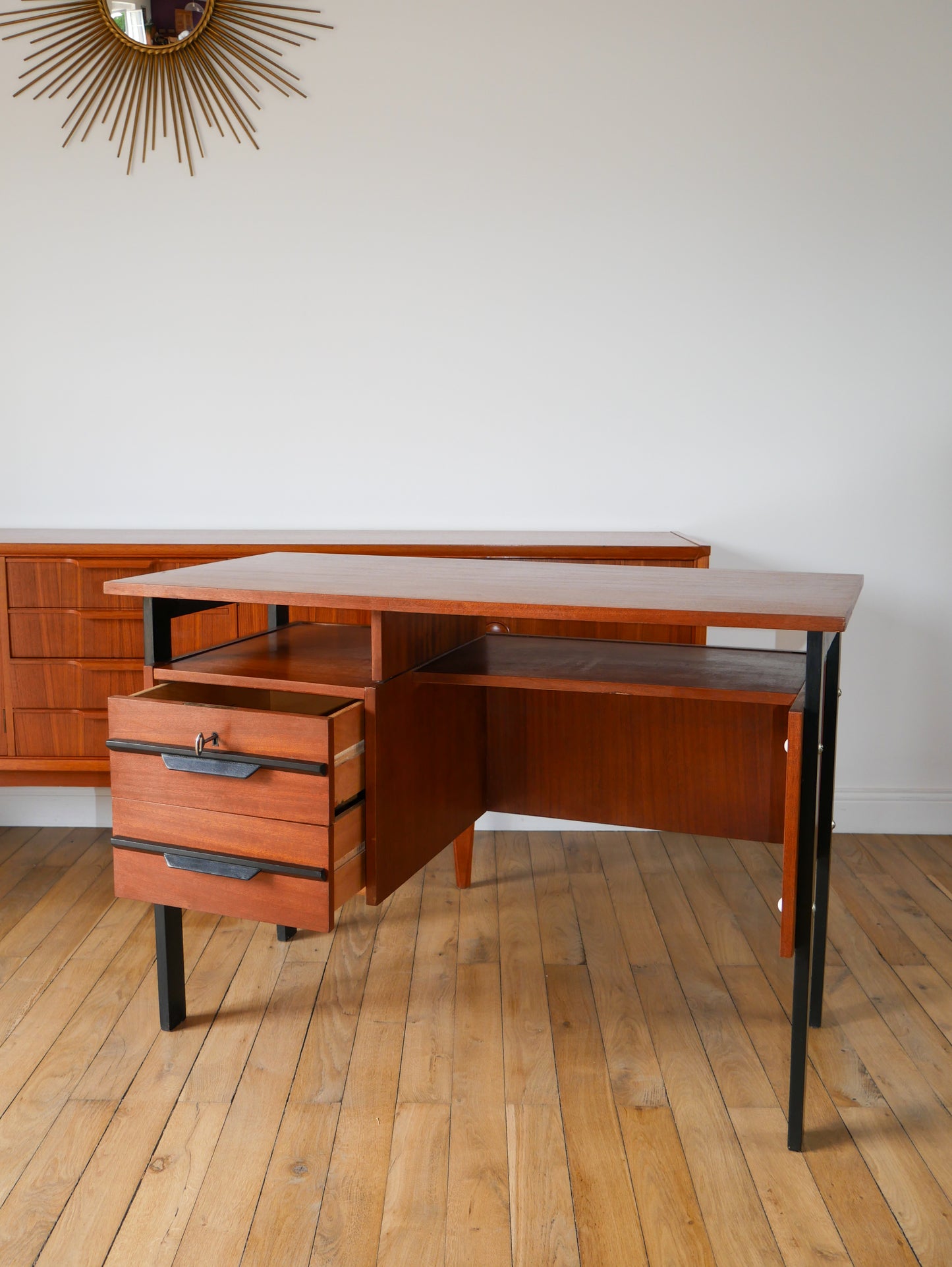 Bureau scandinave en placage chêne métal noir, Design Moderniste, 1960