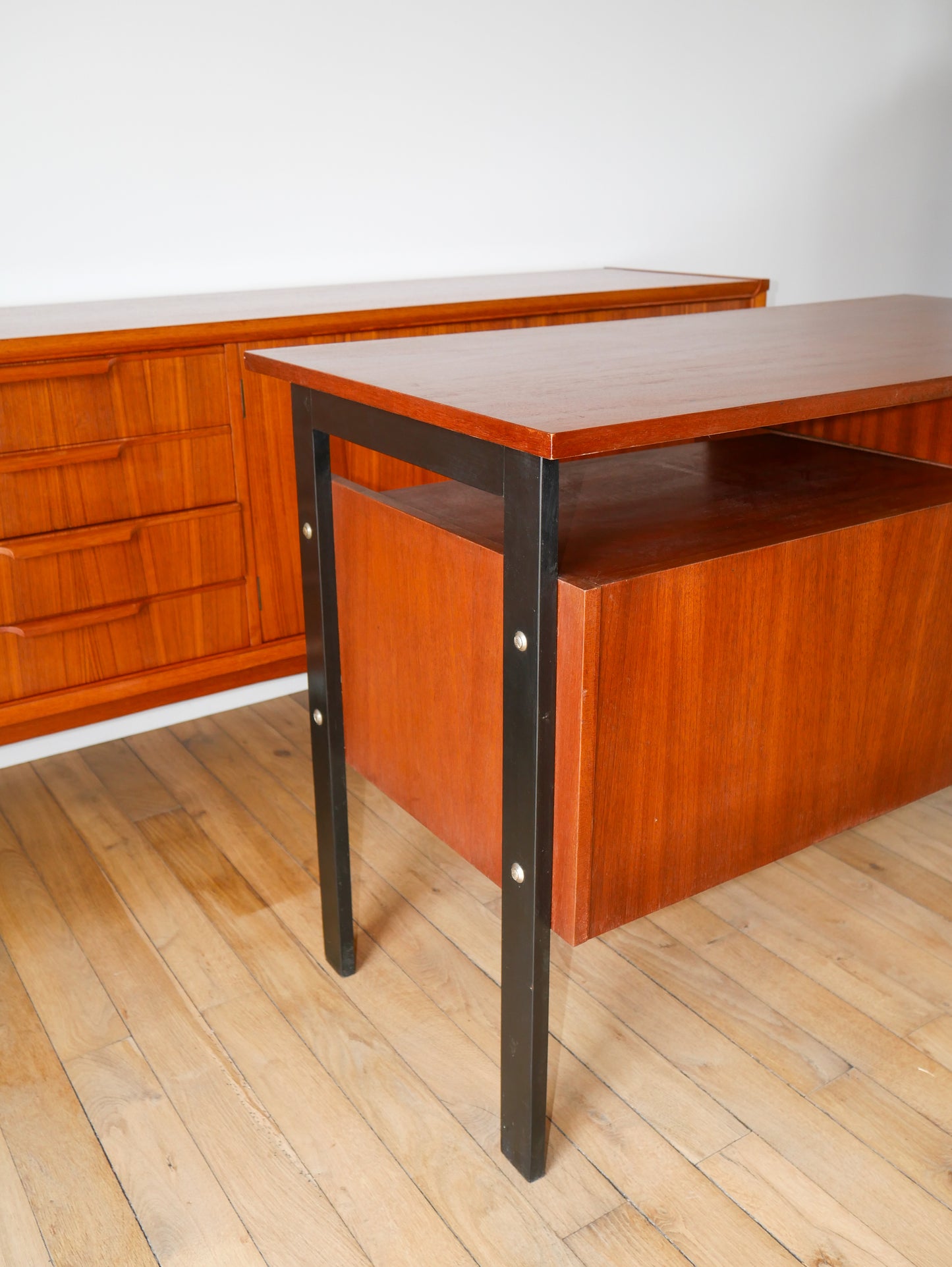 Bureau scandinave en placage chêne métal noir, Design Moderniste, 1960