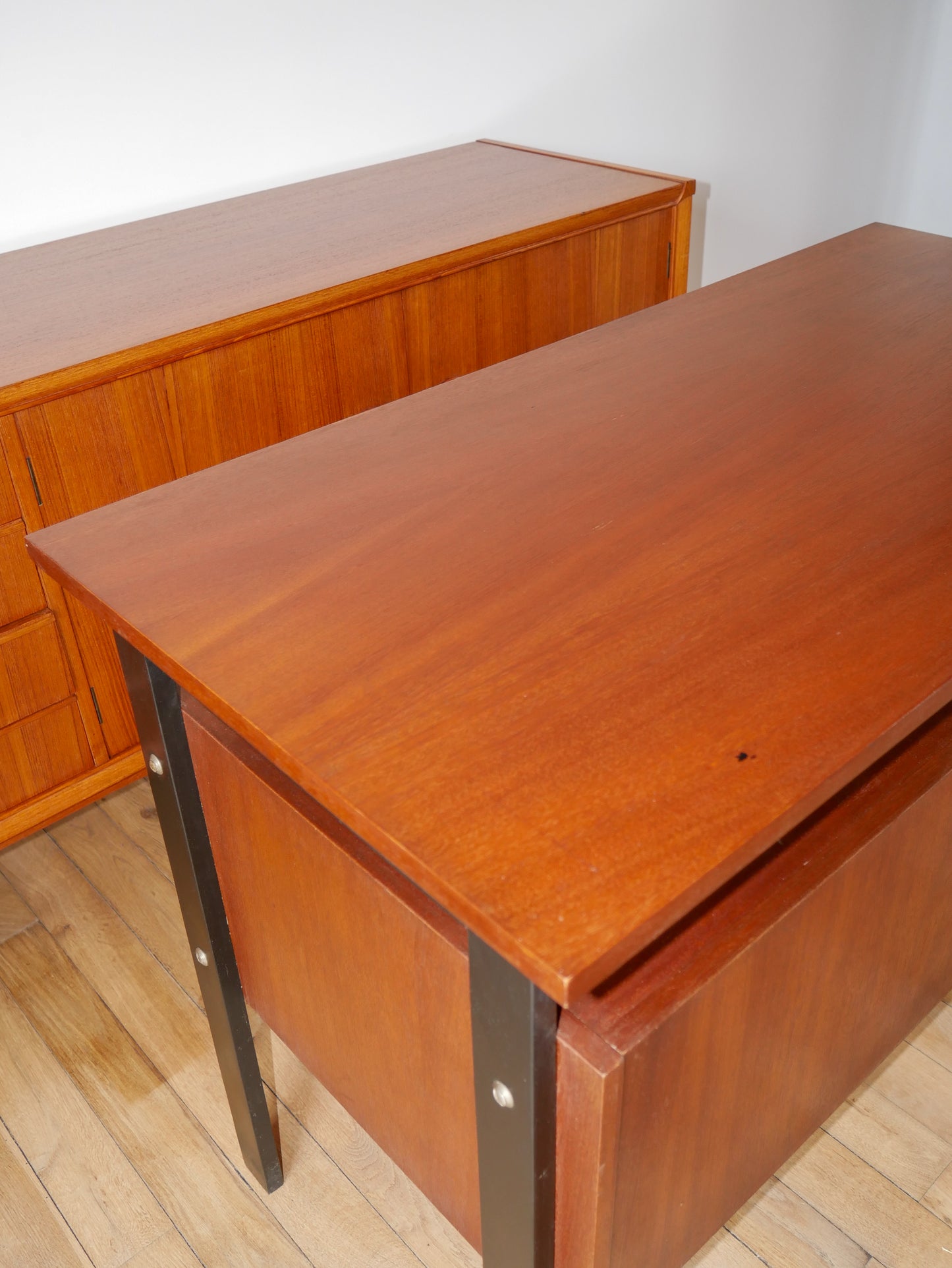 Bureau scandinave en placage chêne métal noir, Design Moderniste, 1960