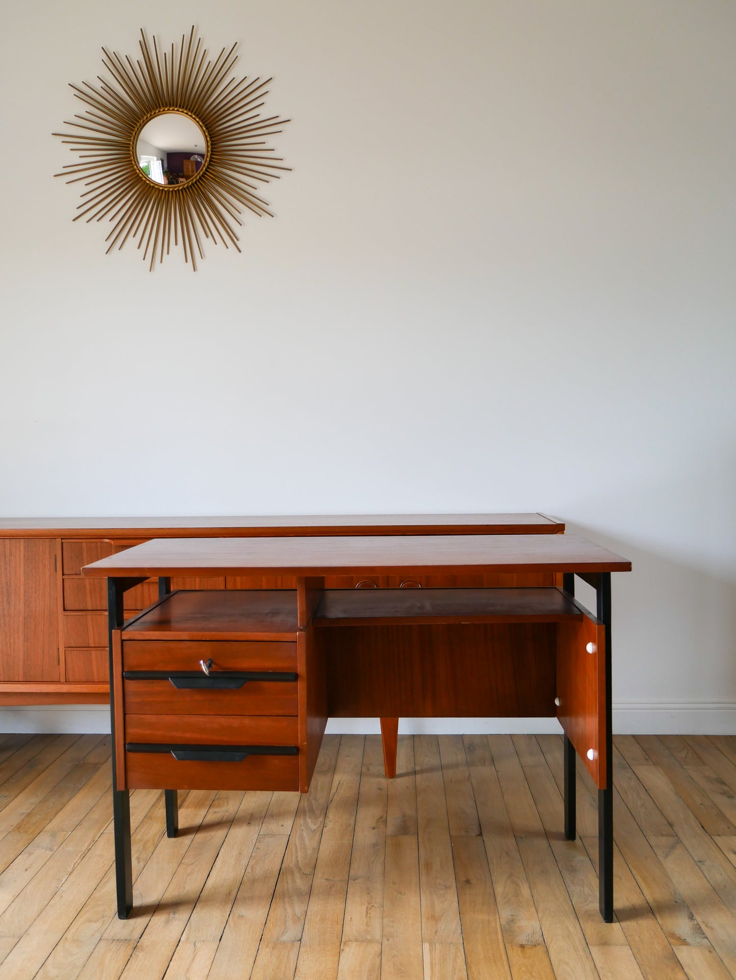 Bureau scandinave en placage chêne métal noir, Design Moderniste, 1960