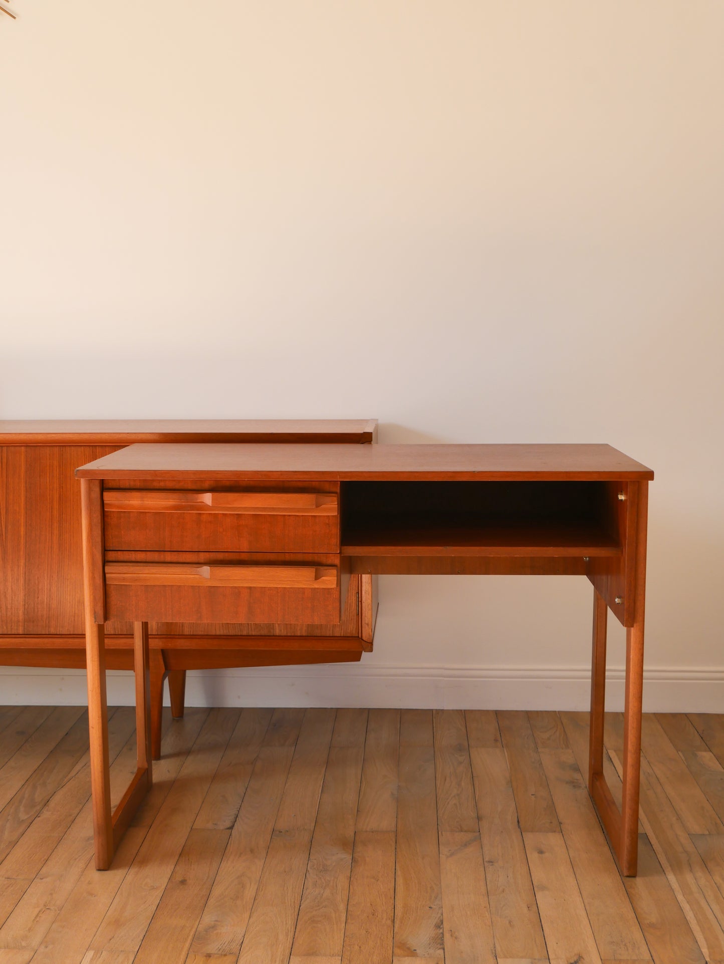 Bureau Scandinave en teck, pieds traineaux, Design, 1960