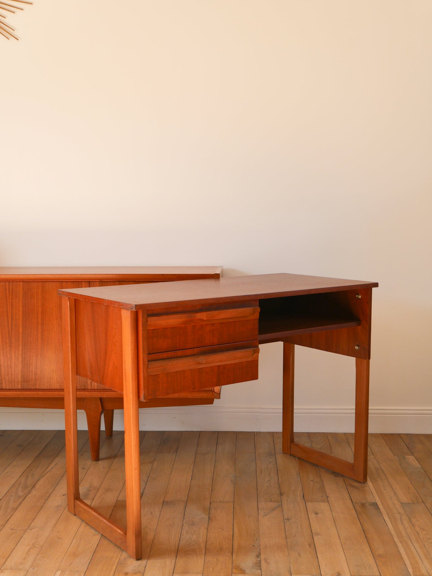 Bureau Scandinave en teck, pieds traineaux, Design, 1960