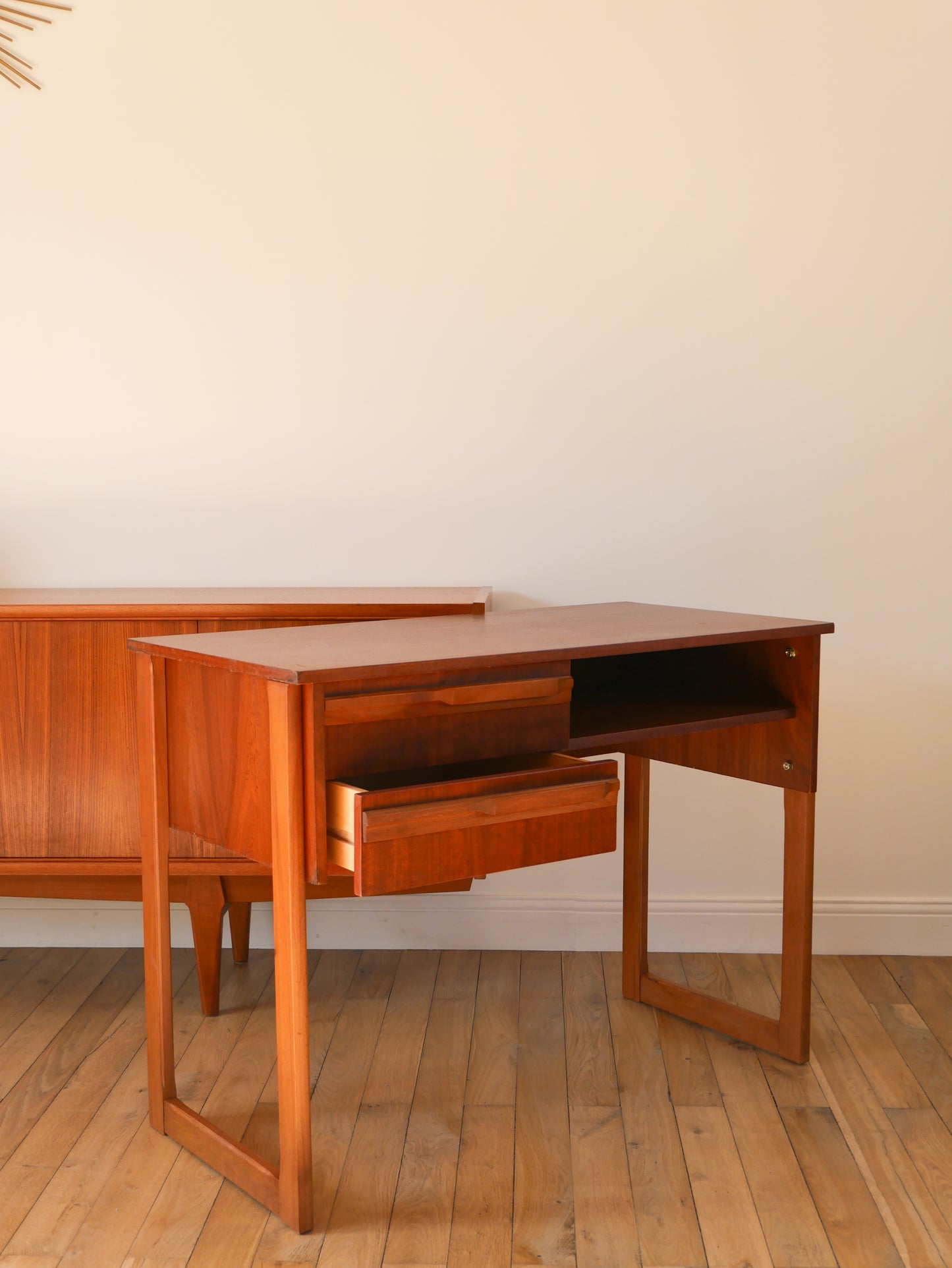 Bureau Scandinave en teck, pieds traineaux, Design, 1960