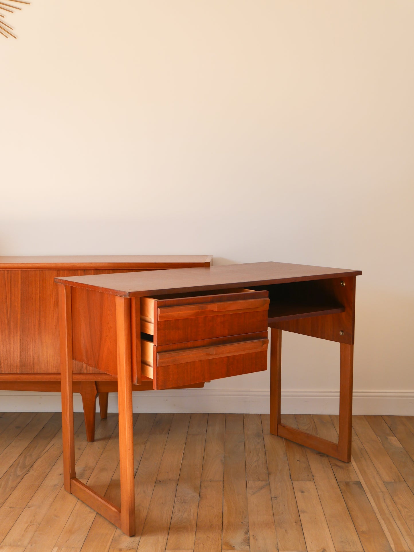 Bureau Scandinave en teck, pieds traineaux, Design, 1960