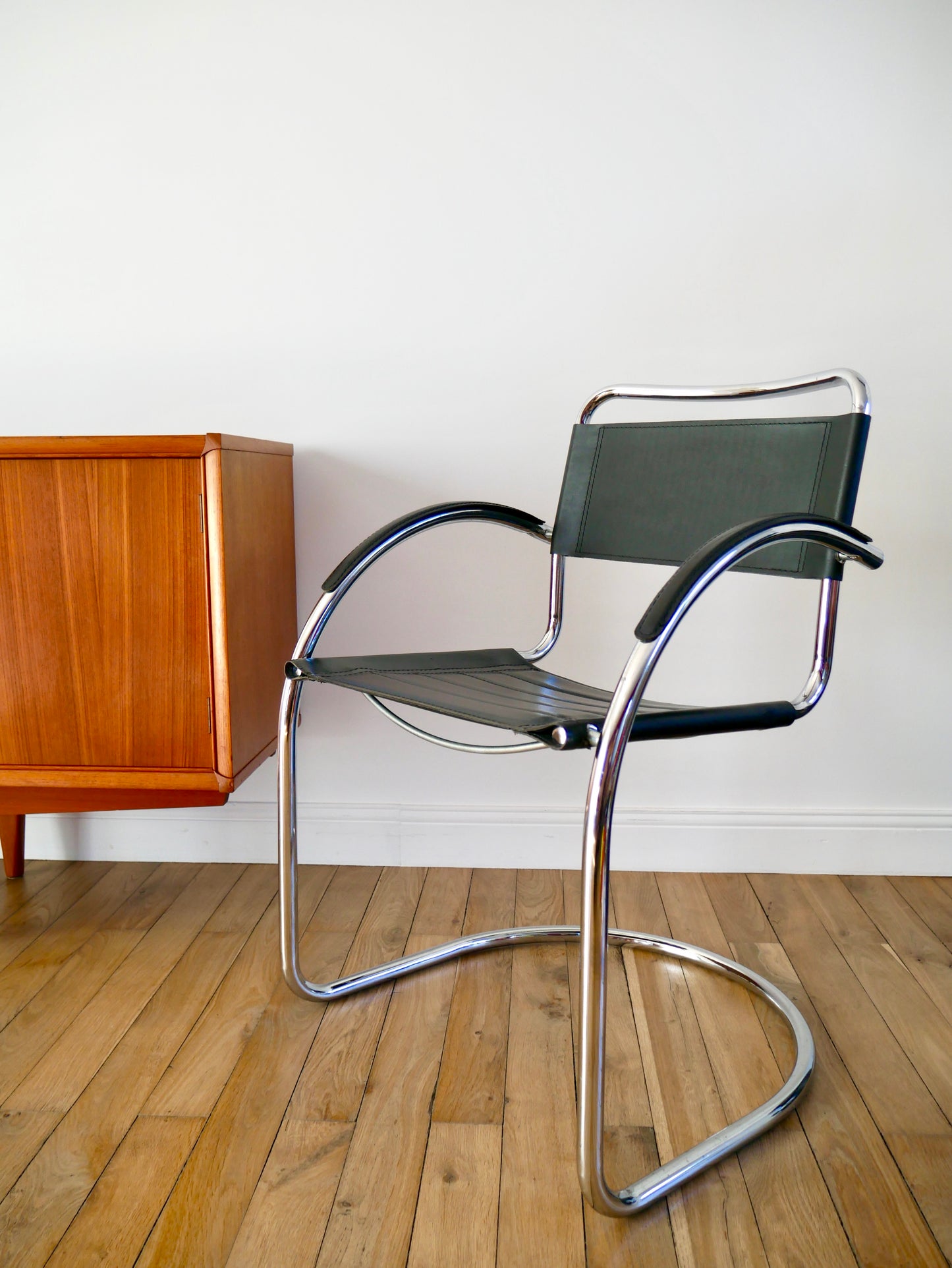 Fauteuil tubulaire pieds en chrome et assise en croute de cuir années 70