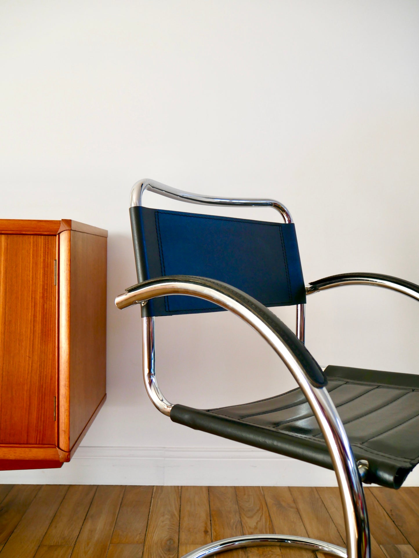 Fauteuil tubulaire pieds en chrome et assise en croute de cuir années 70