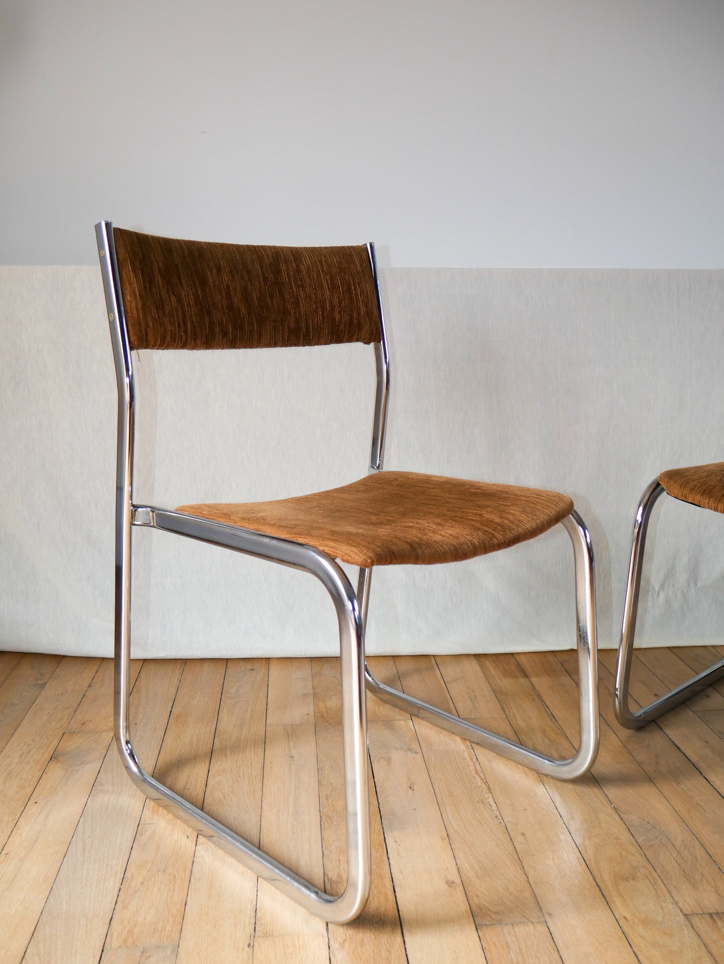 Paire de chaises design tubulaires et traineaux en velours côtelé marron et chrome 1970