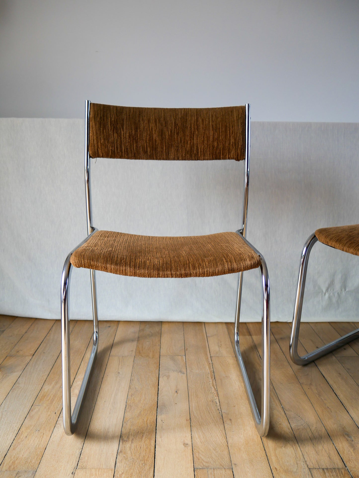 Paire de chaises design tubulaires et traineaux en velours côtelé marron et chrome 1970