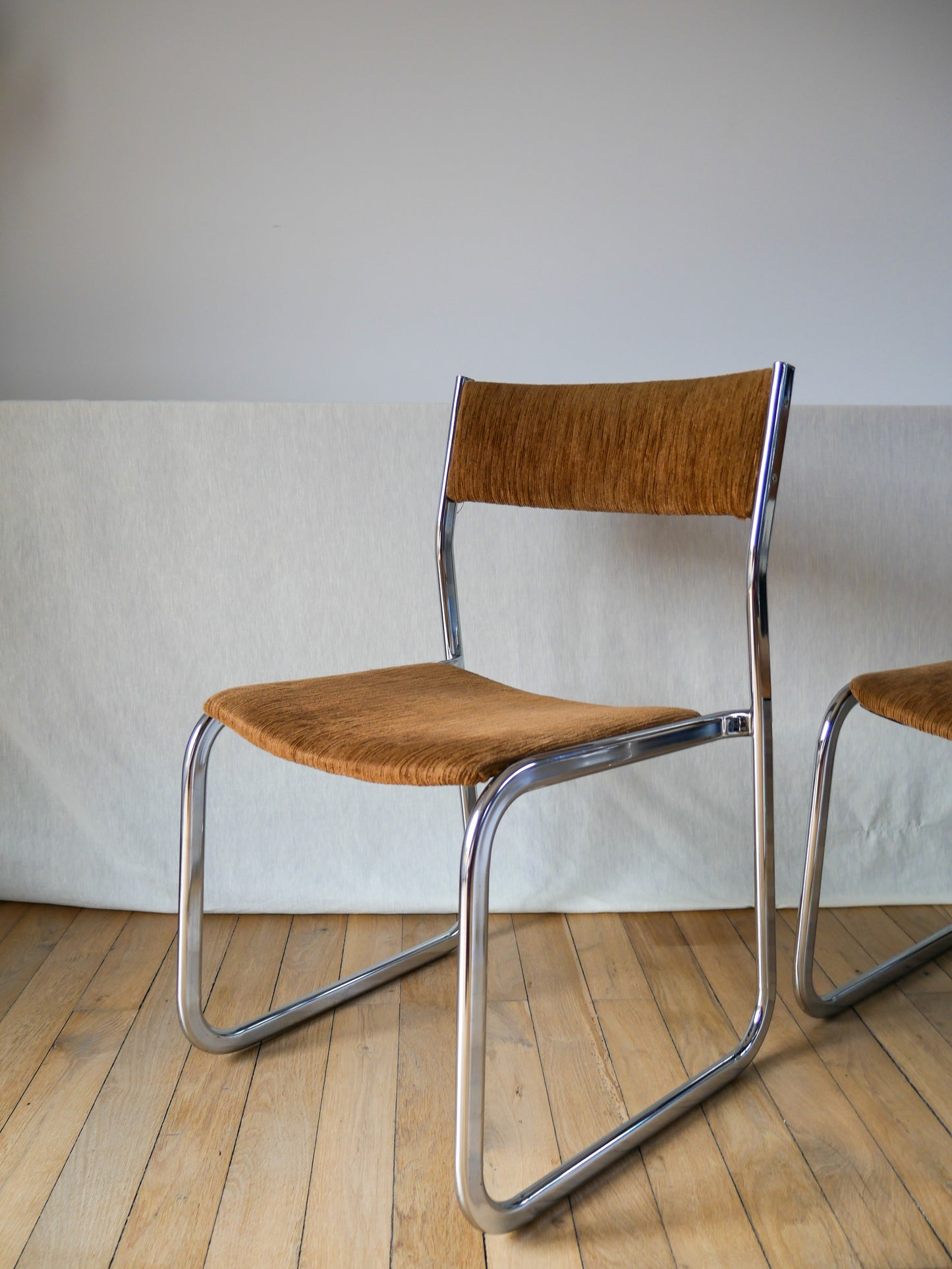 Paire de chaises design tubulaires et traineaux en velours côtelé marron et chrome 1970