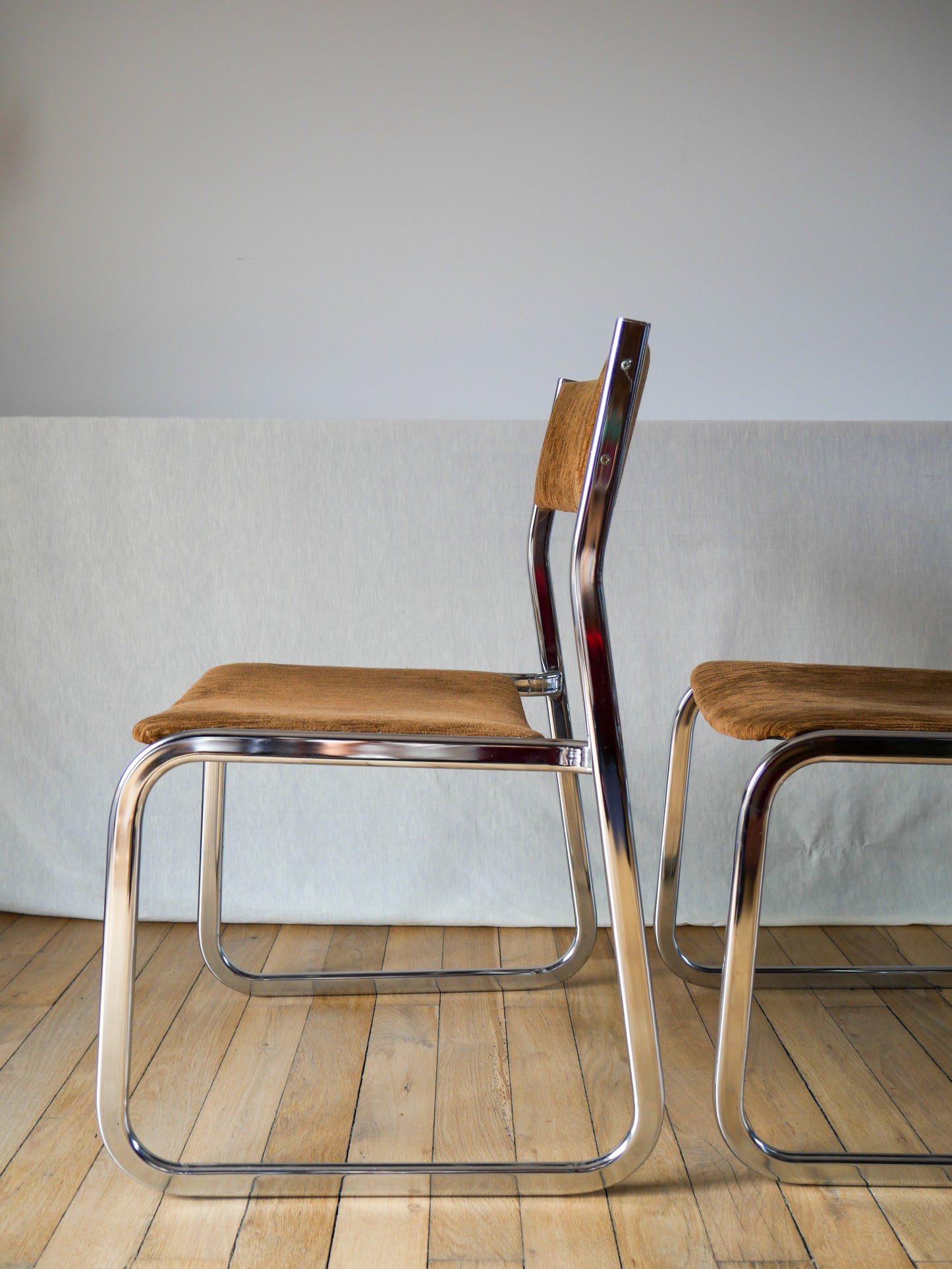 Paire de chaises design tubulaires et traineaux en velours côtelé marron et chrome 1970