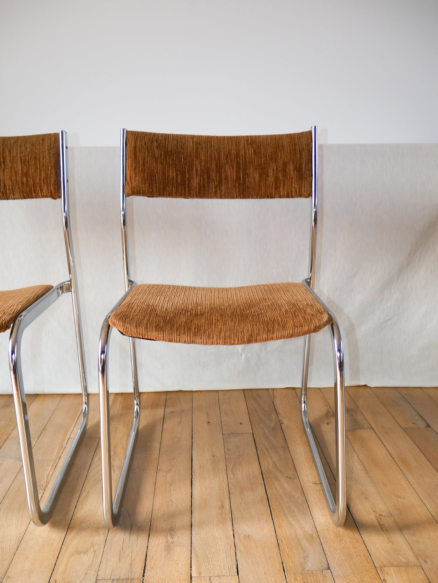 Paire de chaises design tubulaires et traineaux en velours côtelé marron et chrome 1970