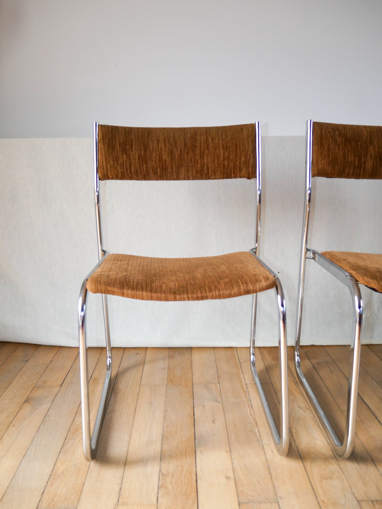 Paire de chaises design tubulaires et traineaux en velours côtelé marron et chrome 1970