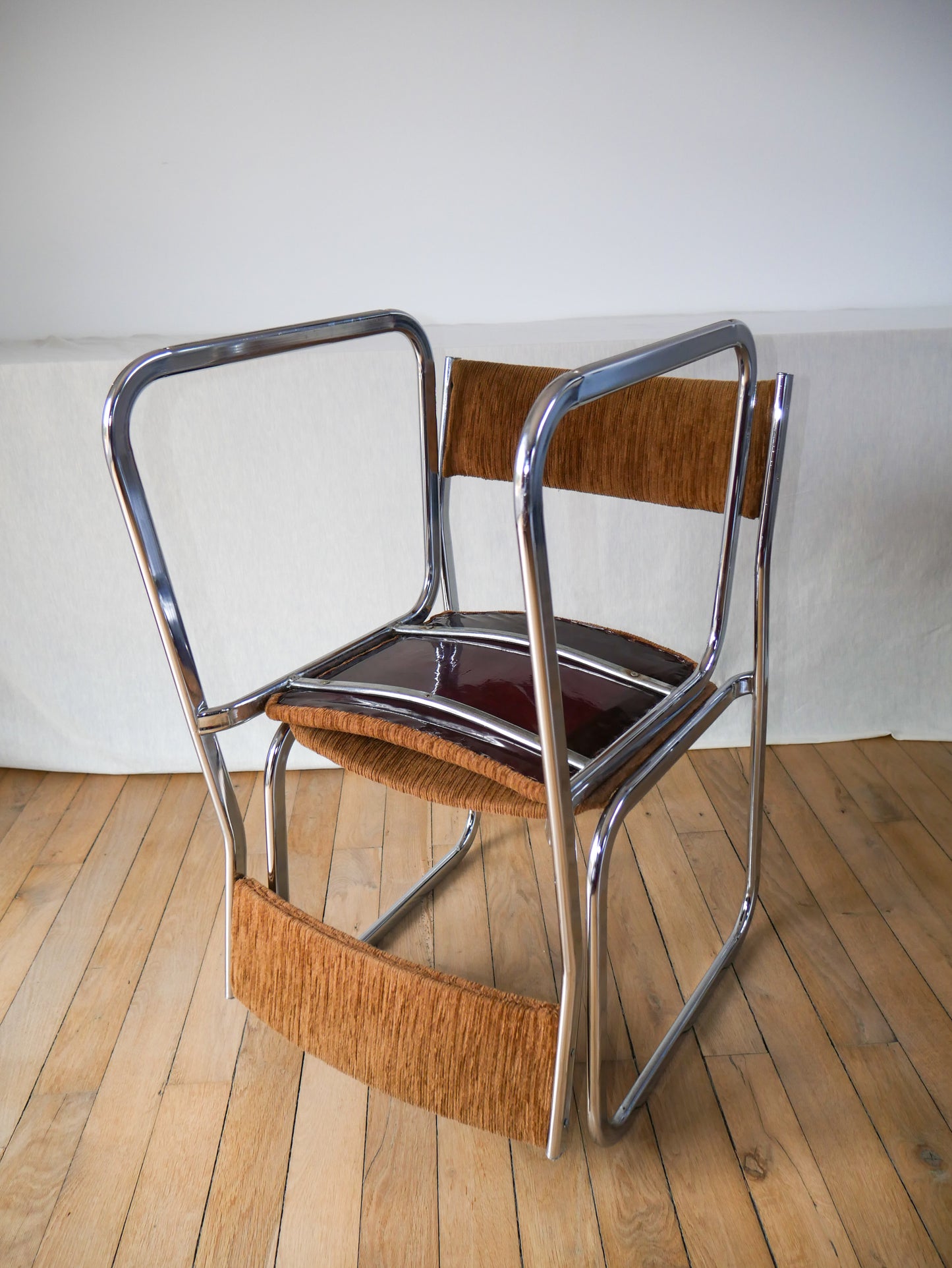 Paire de chaises design tubulaires et traineaux en velours côtelé marron et chrome 1970