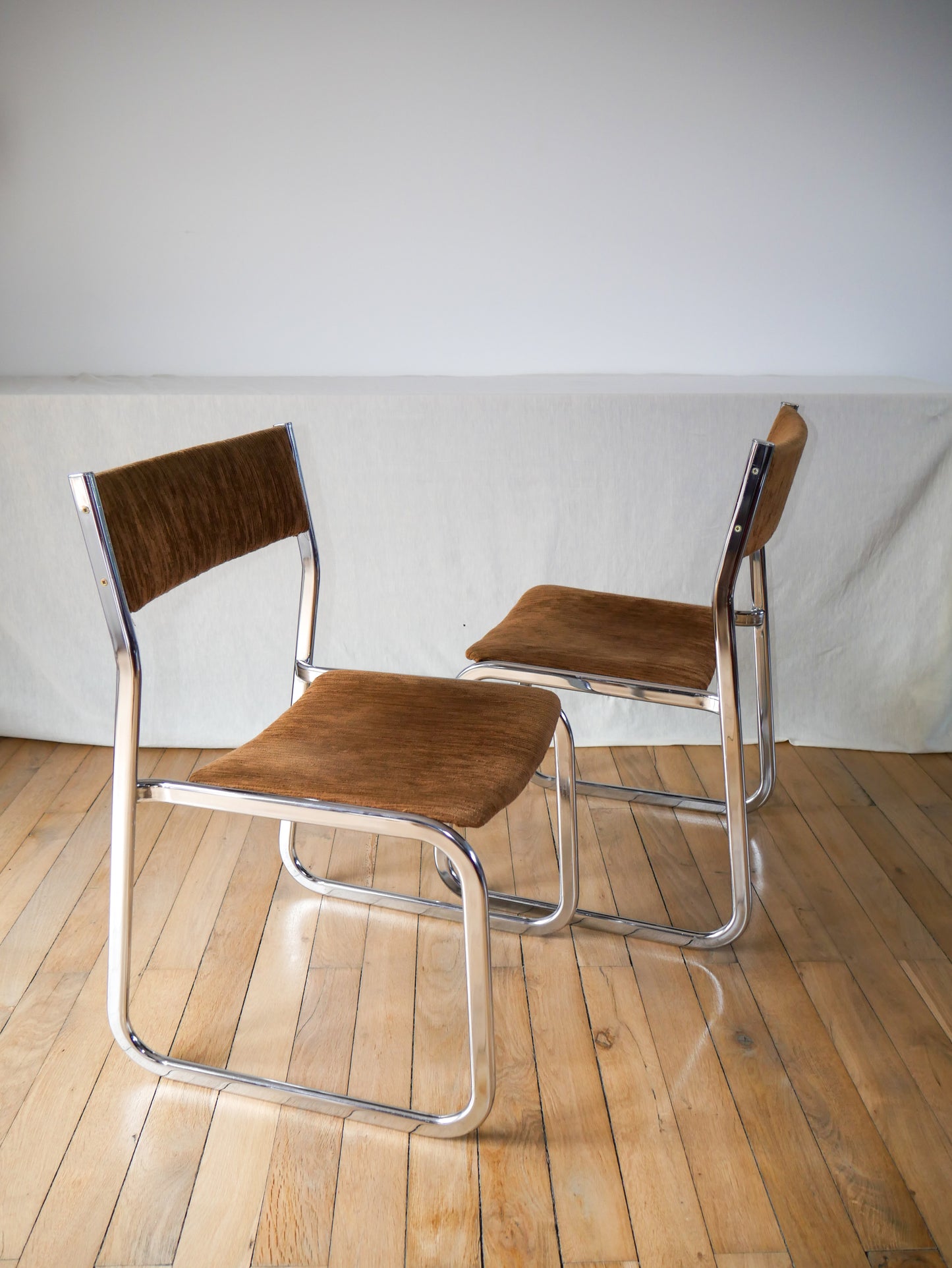 Paire de chaises design tubulaires et traineaux en velours côtelé marron et chrome 1970