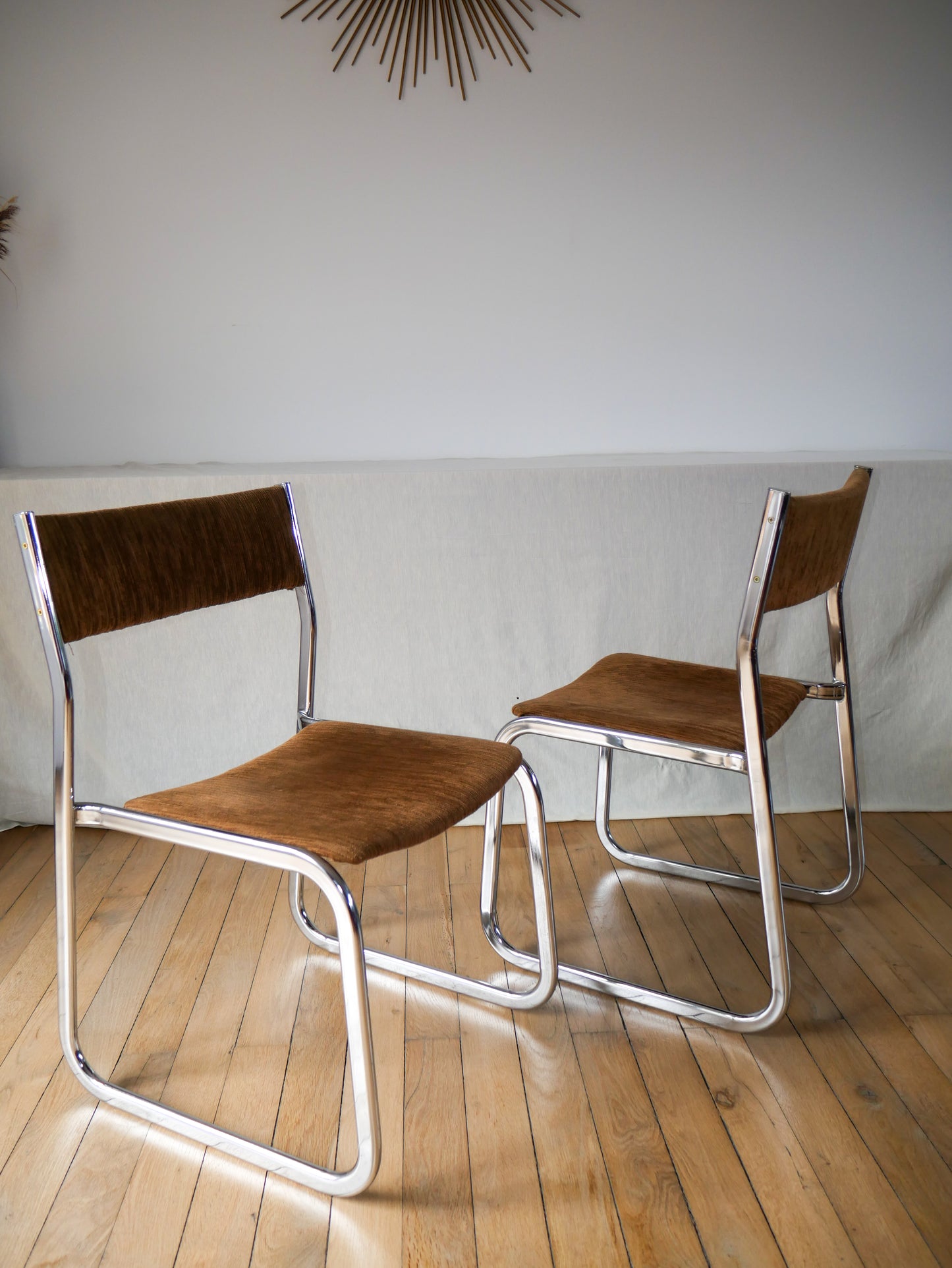 Paire de chaises design tubulaires et traineaux en velours côtelé marron et chrome 1970