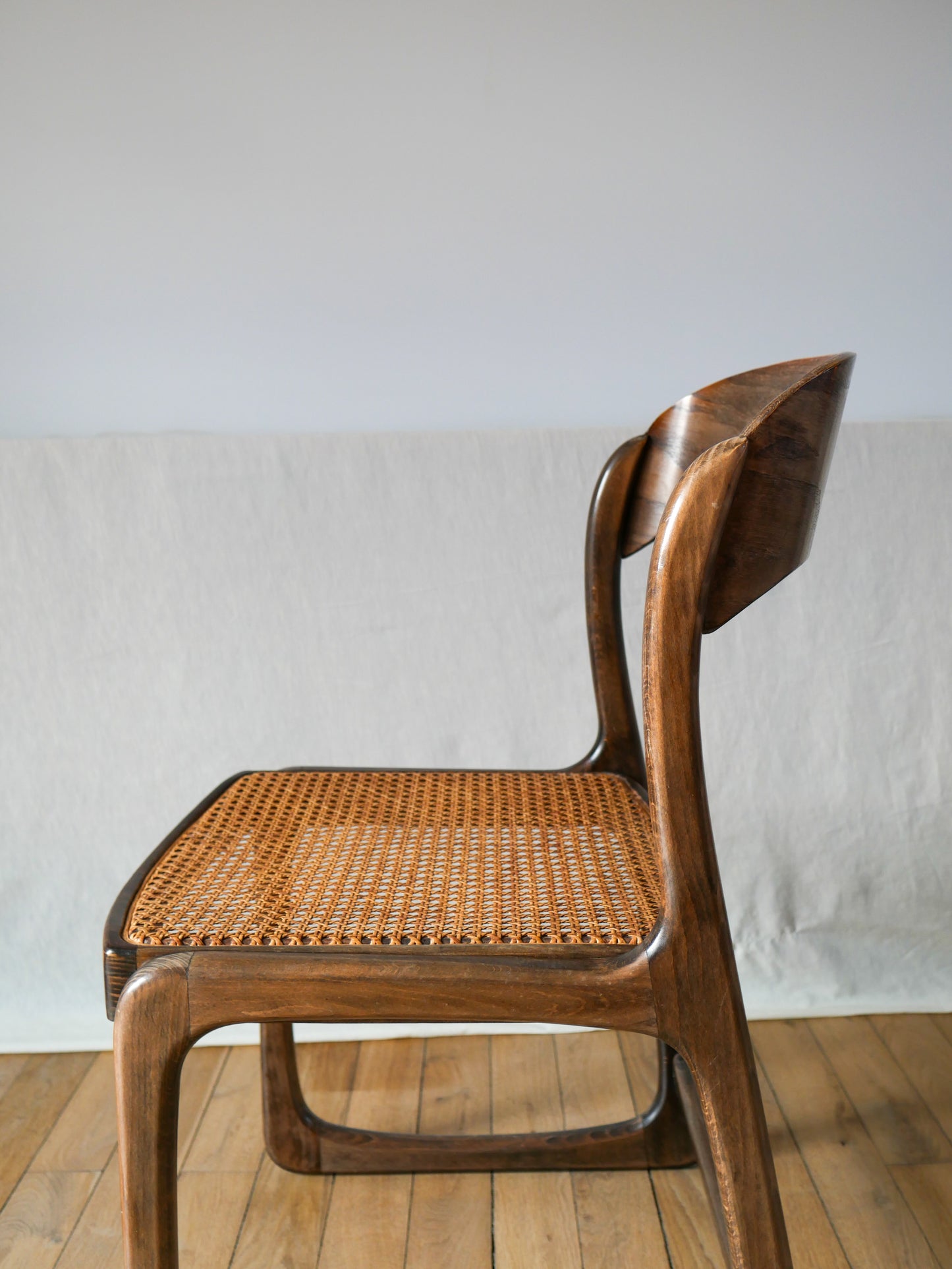 Chaise design traineau en bois courbé et cannage baumann 1950