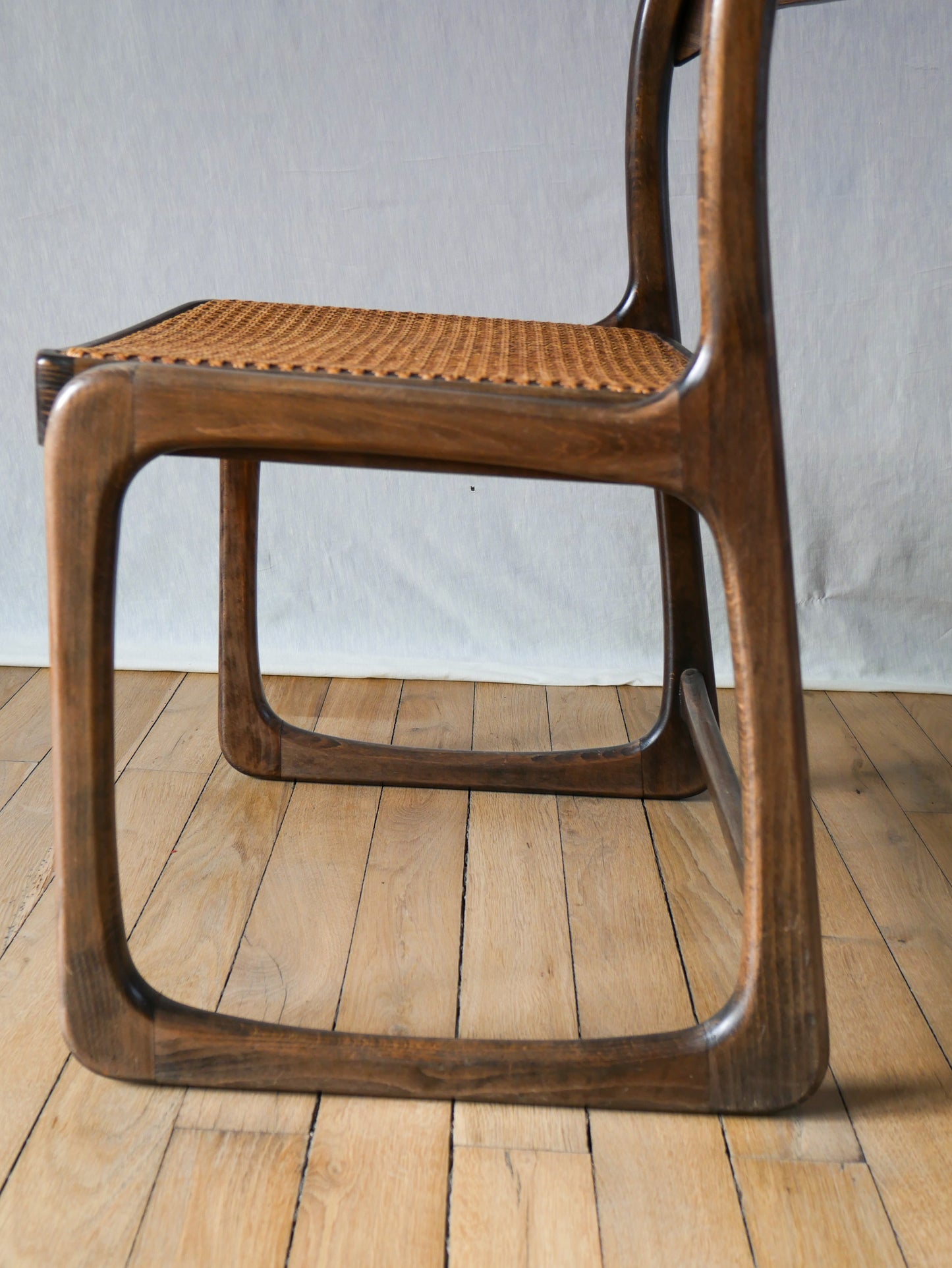 Chaise design traineau en bois courbé et cannage baumann 1950