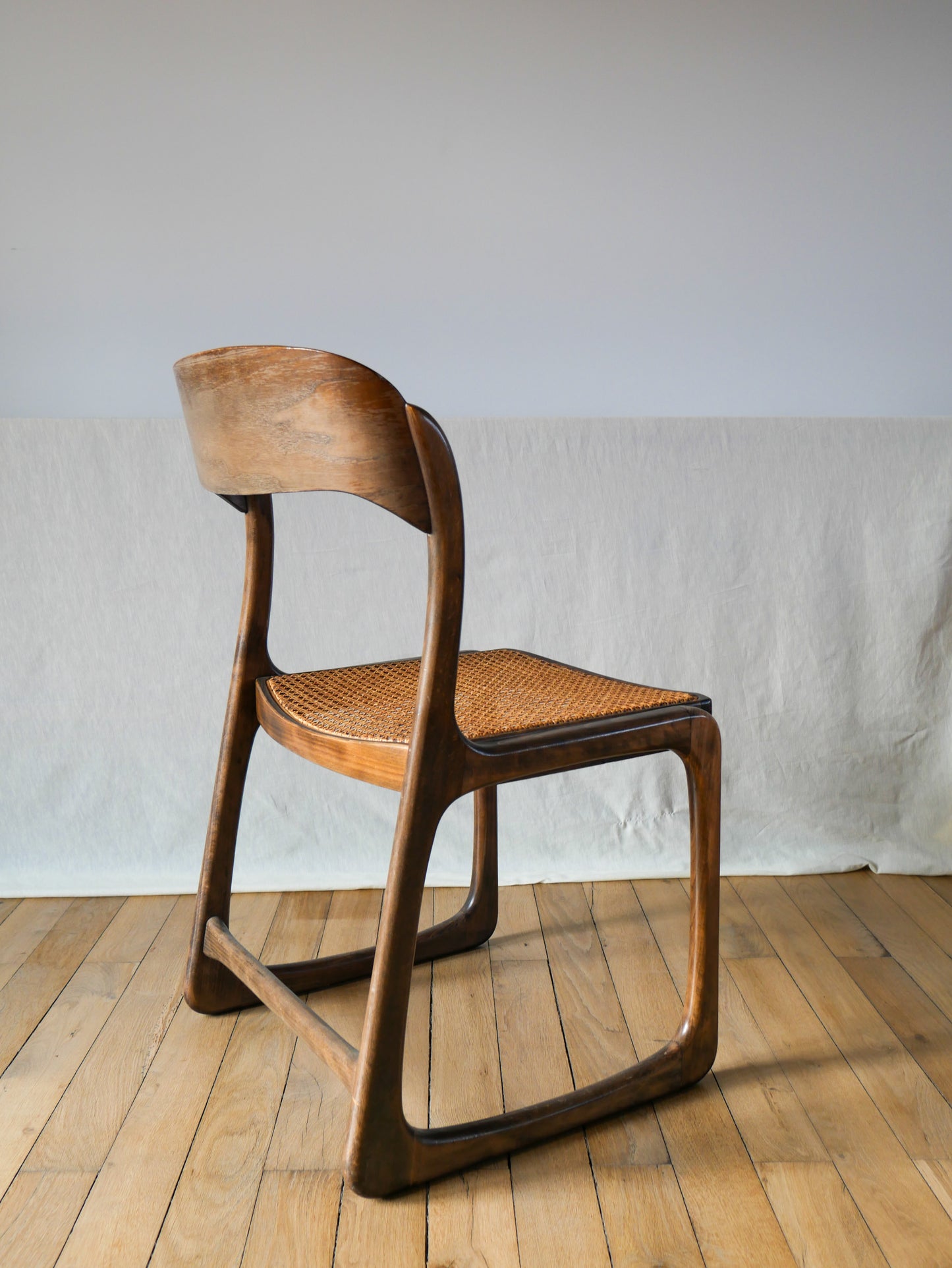 Chaise design traineau en bois courbé et cannage baumann 1950