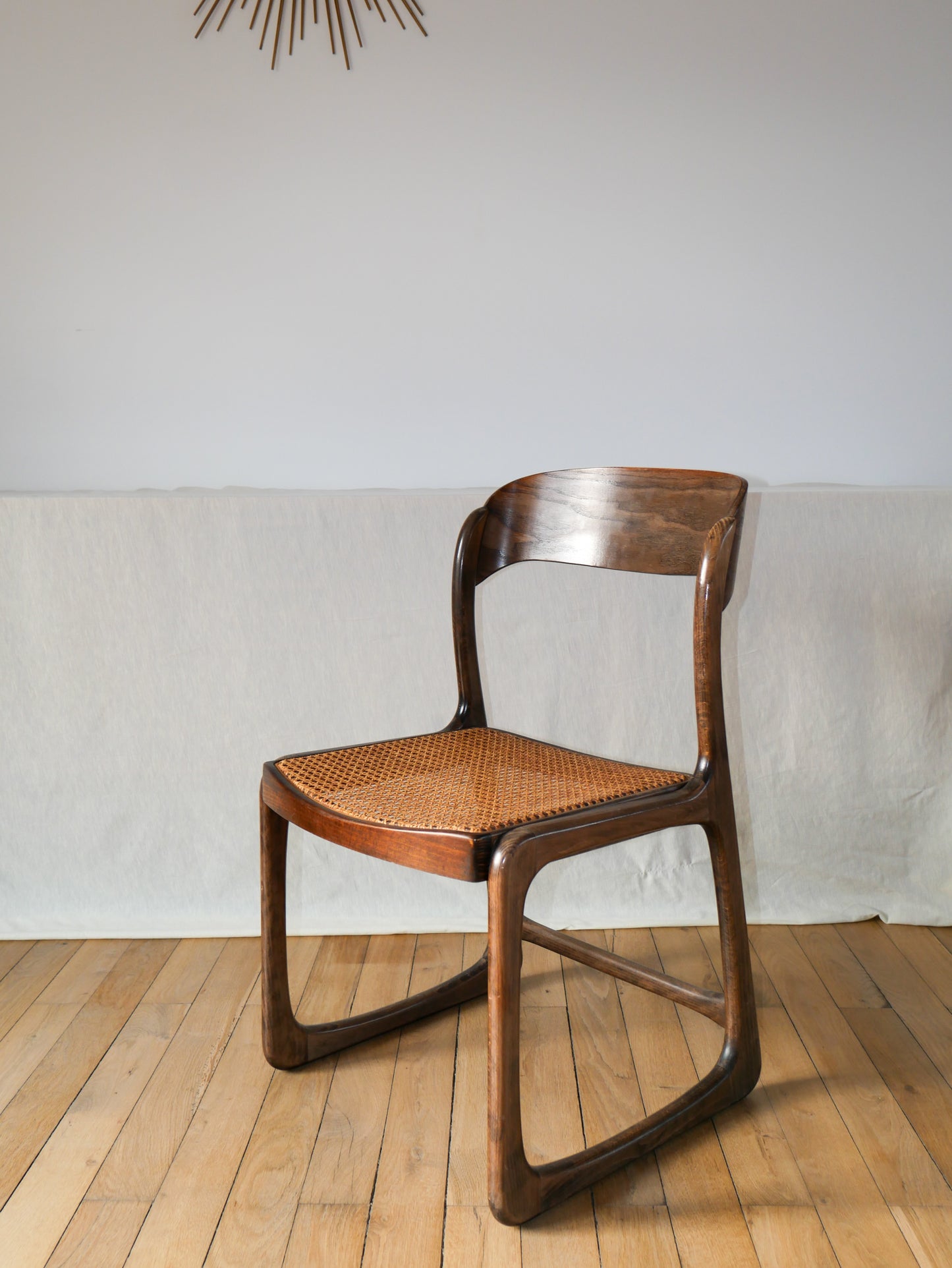 Chaise design traineau en bois courbé et cannage baumann 1950