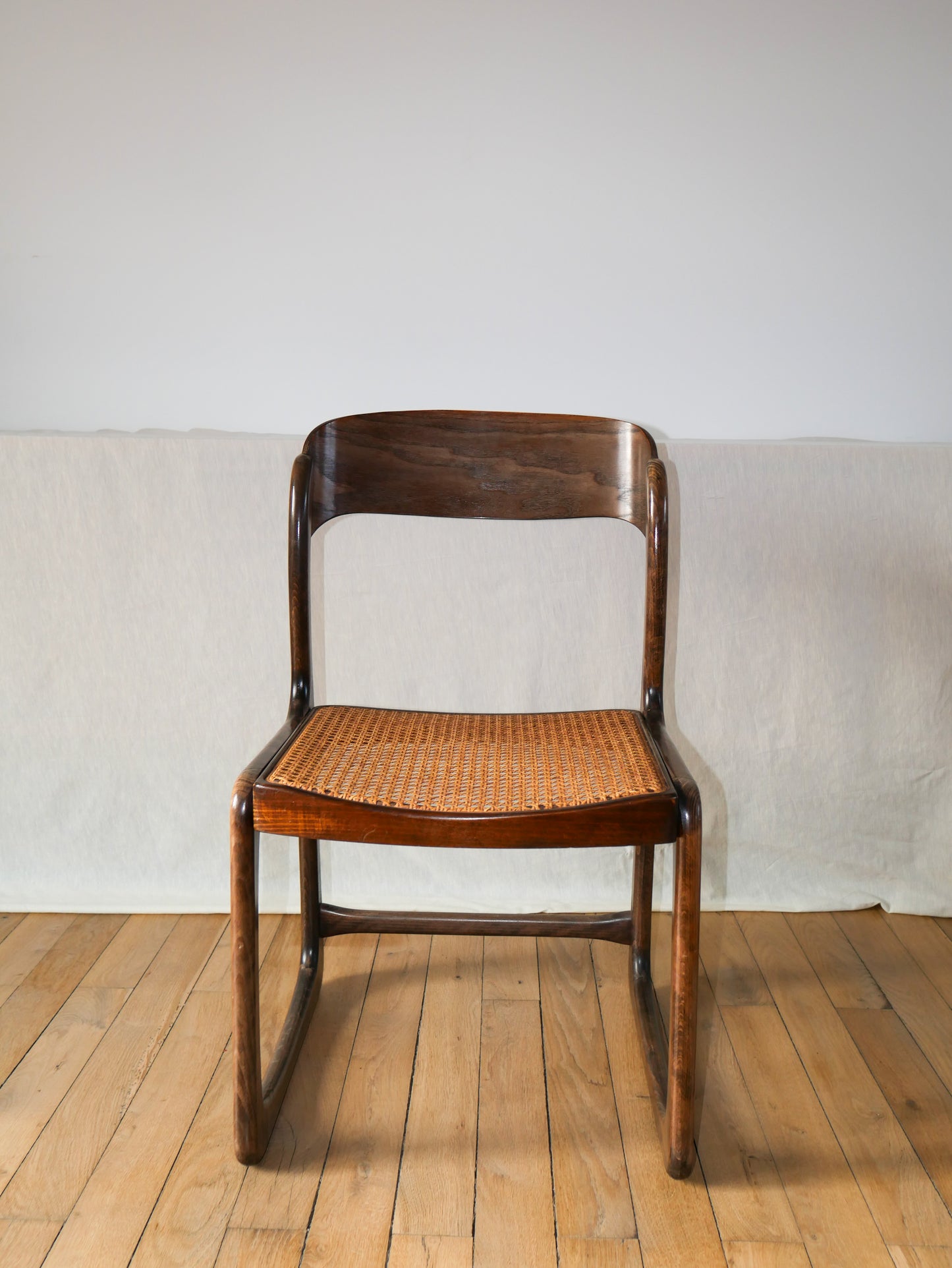 Chaise design traineau en bois courbé et cannage baumann 1950