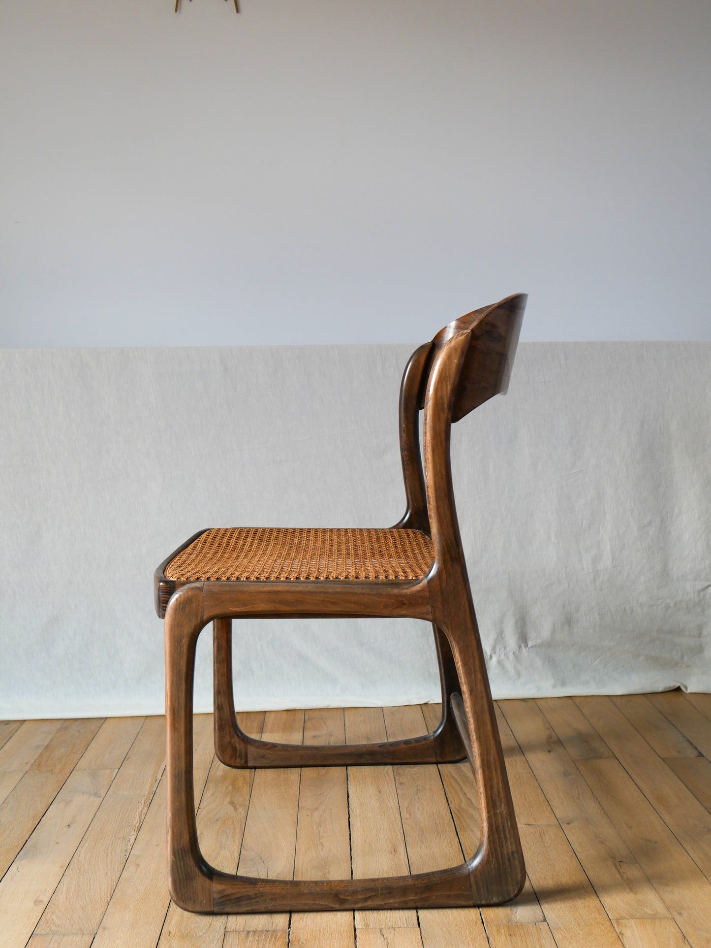 Chaise design traineau en bois courbé et cannage baumann 1950