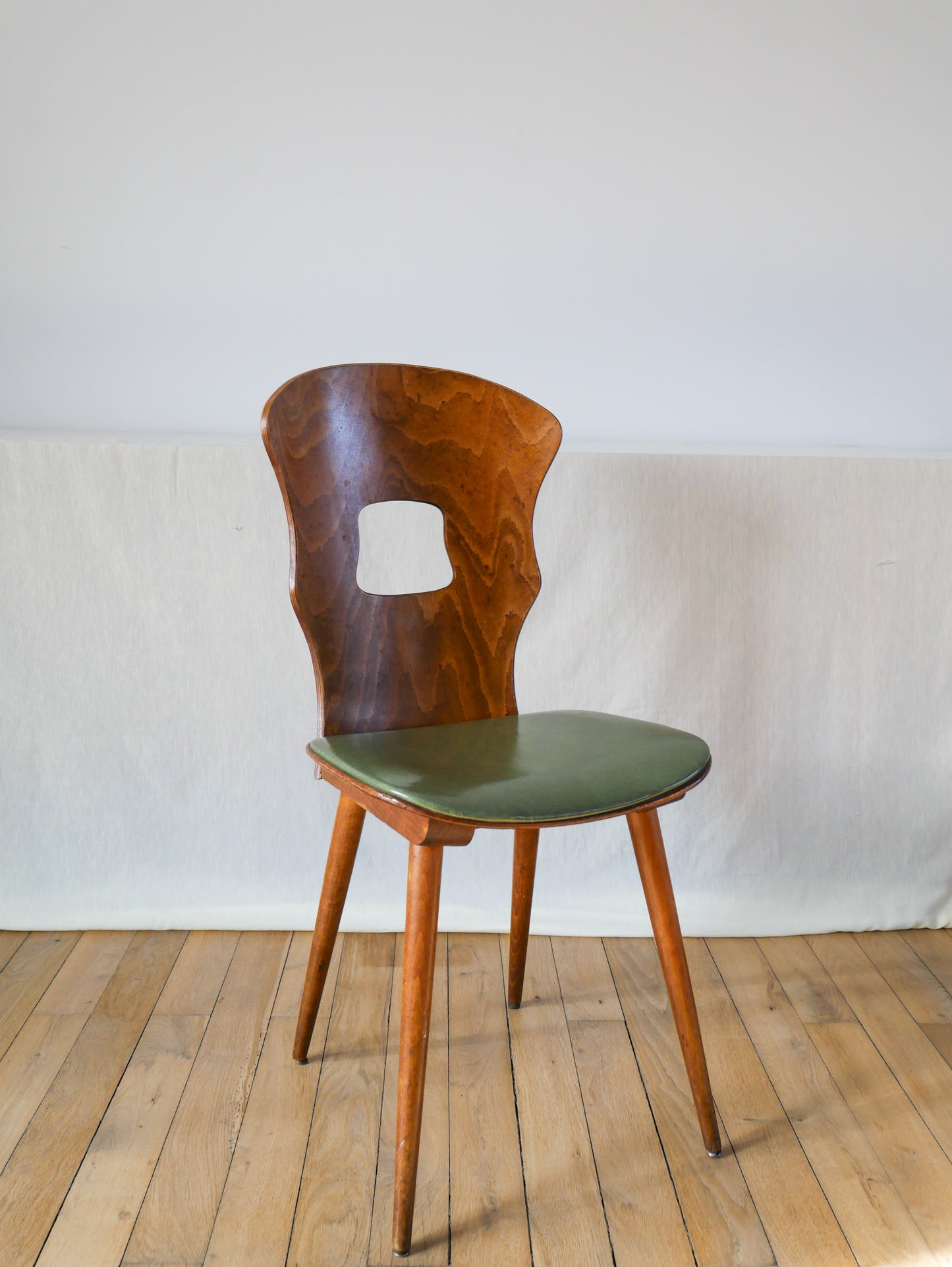 Chaise baumann en bois et skaï modèle gentiane 1950