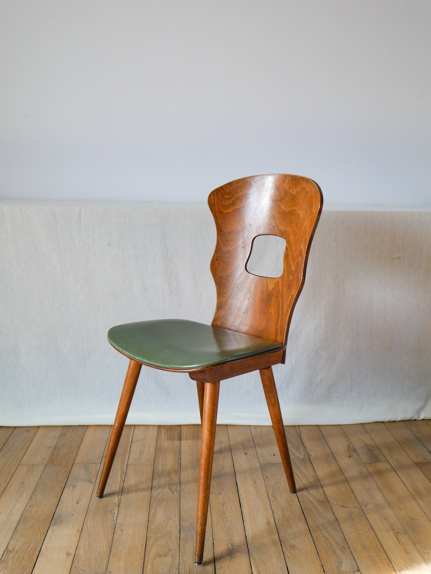 Chaise baumann en bois et skaï modèle gentiane 1950