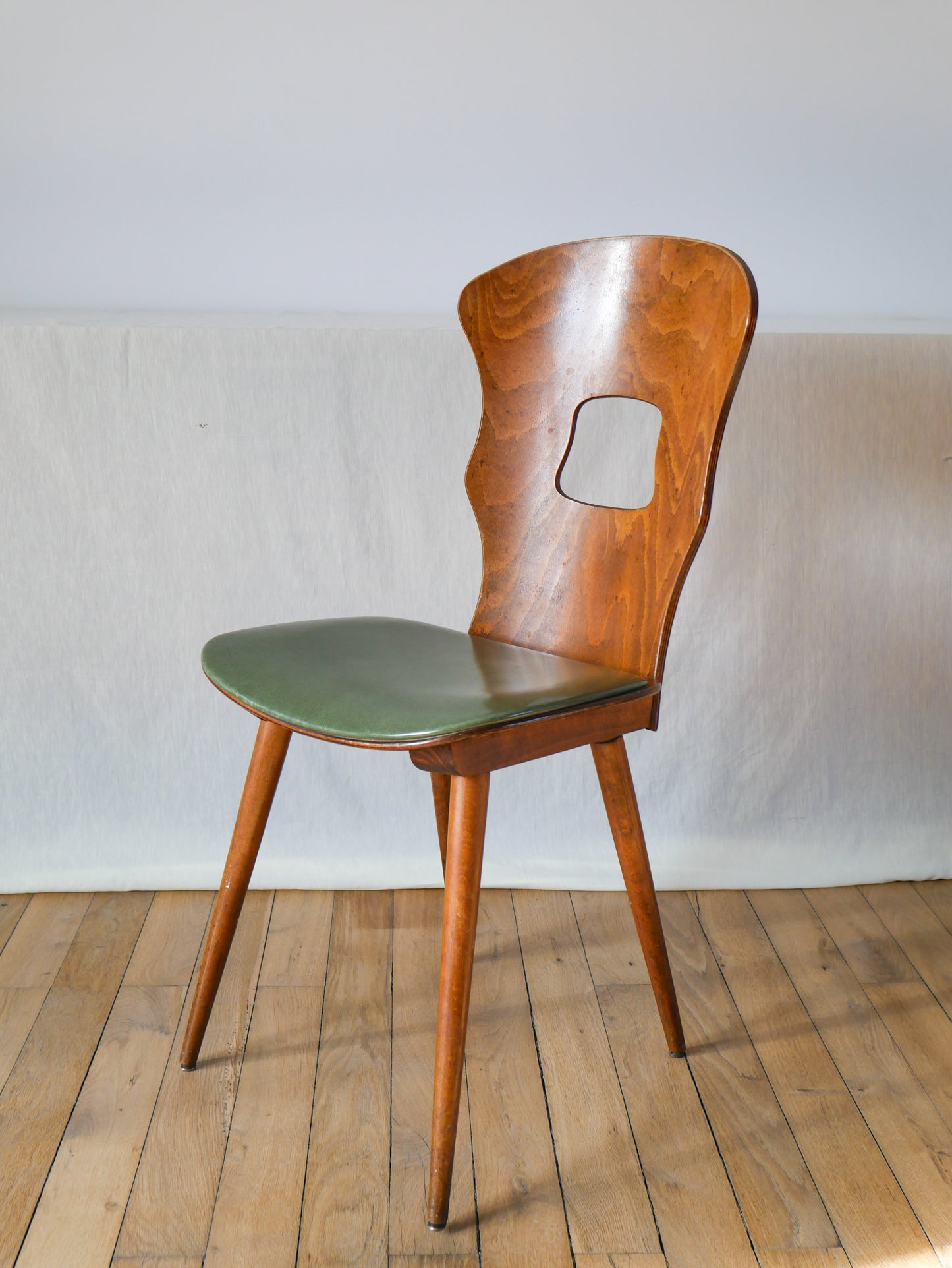 Chaise baumann en bois et skaï modèle gentiane 1950