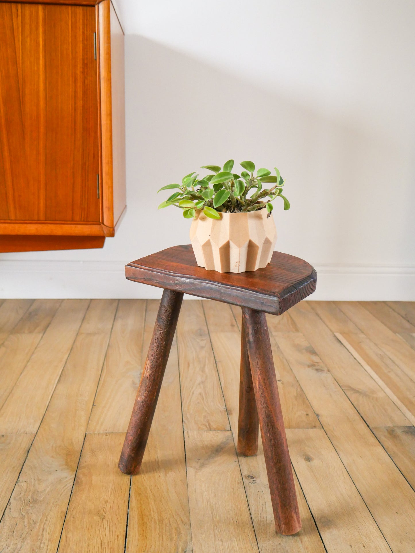 Tabouret tripode en bois vintage