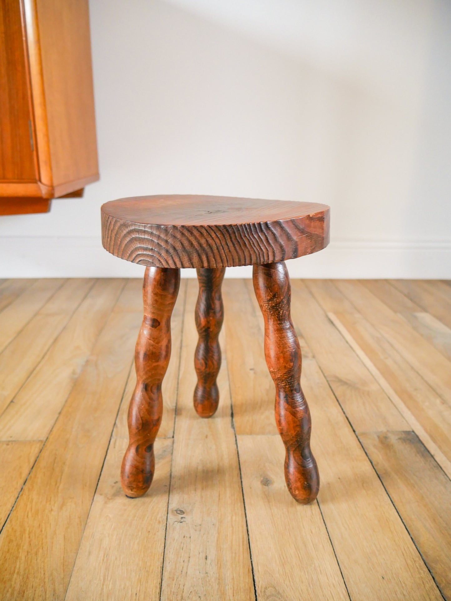 Tabouret tripode en bois perlé vintage