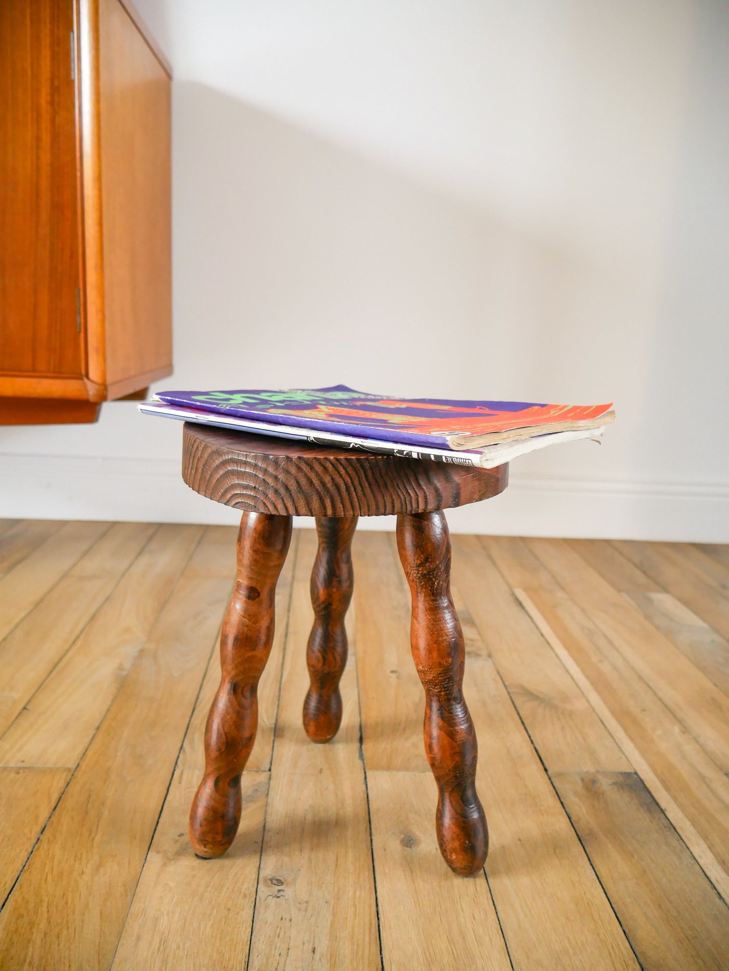 Tabouret tripode en bois perlé vintage