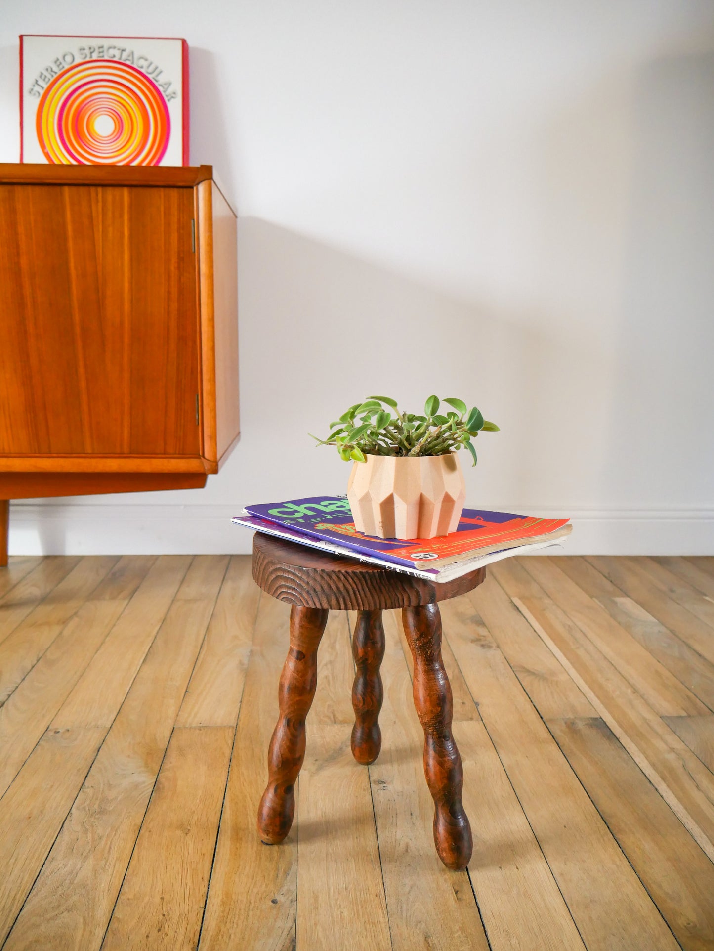 Tabouret tripode en bois perlé vintage