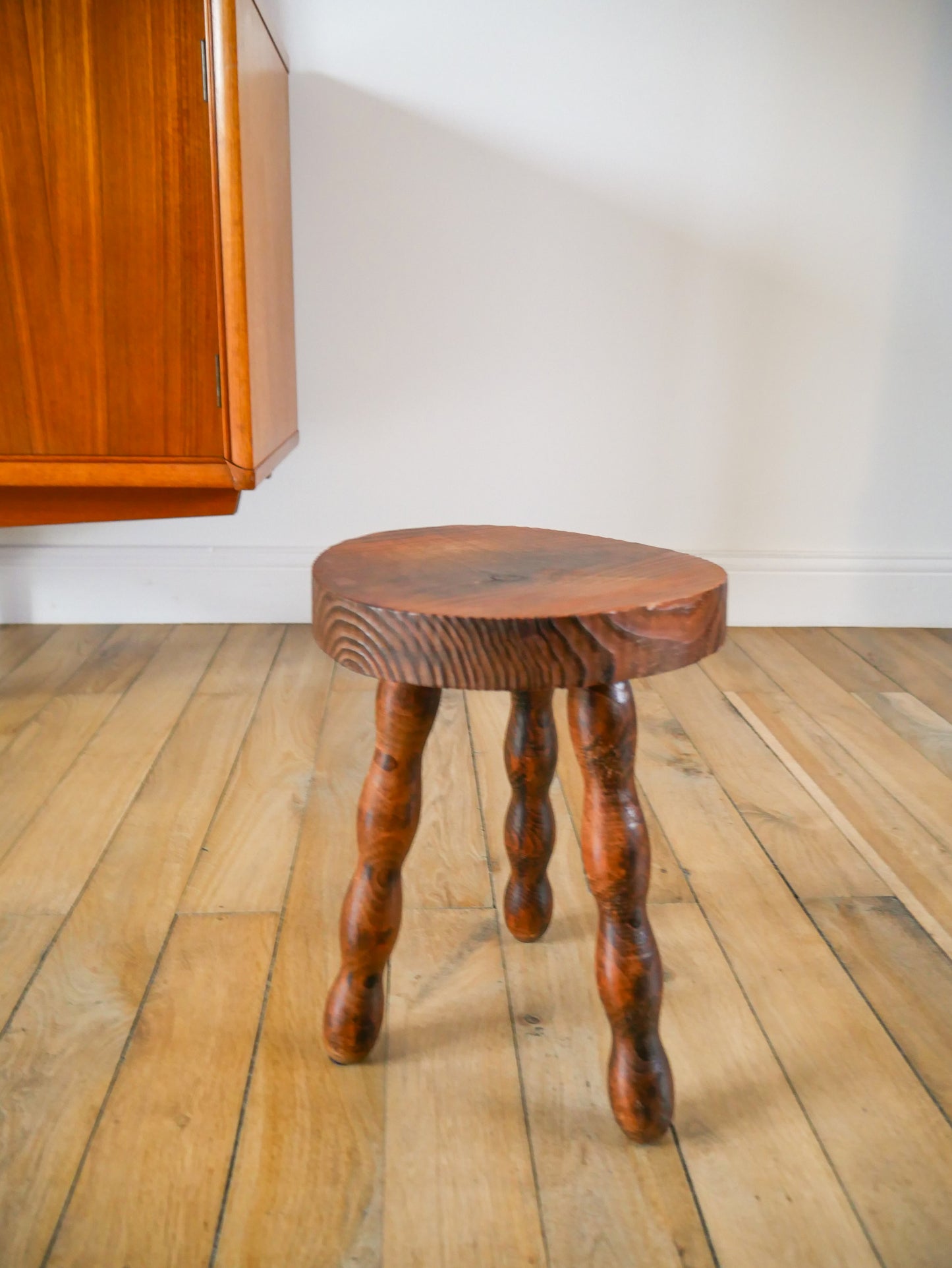 Tabouret tripode en bois perlé vintage