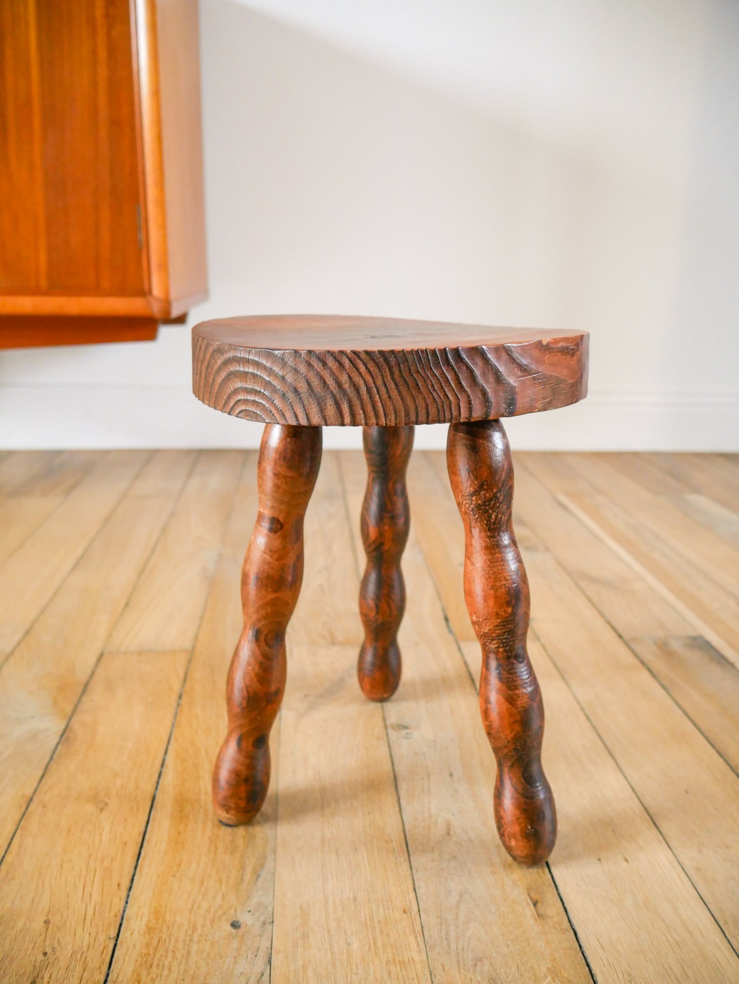 Tabouret tripode en bois perlé vintage