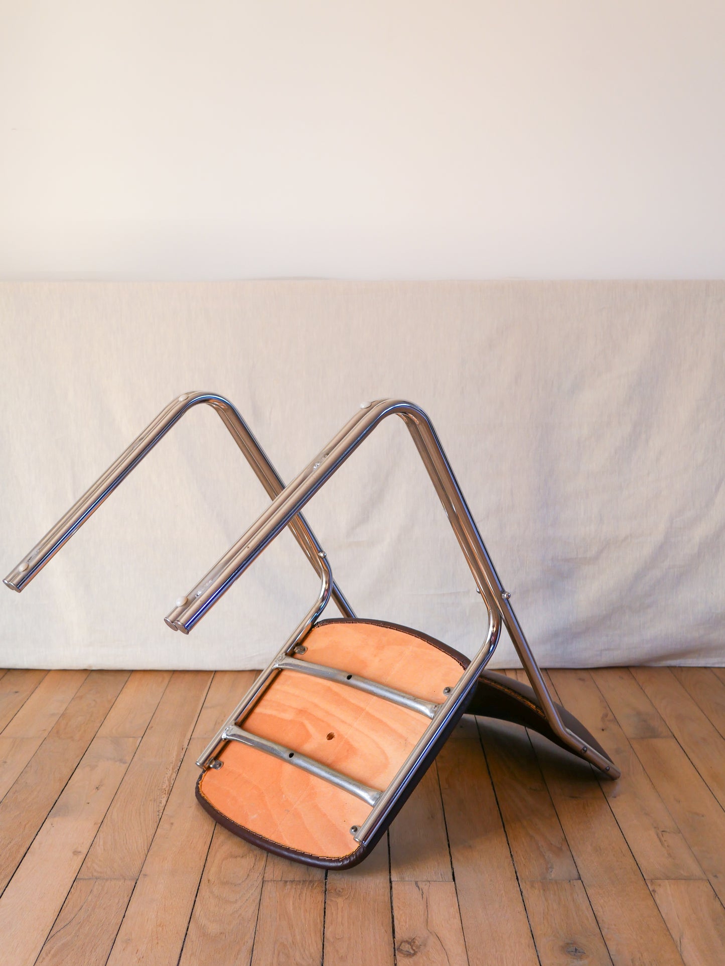 Chaise de bureau en skaï marron et pieds tubulaires chrome design 1970